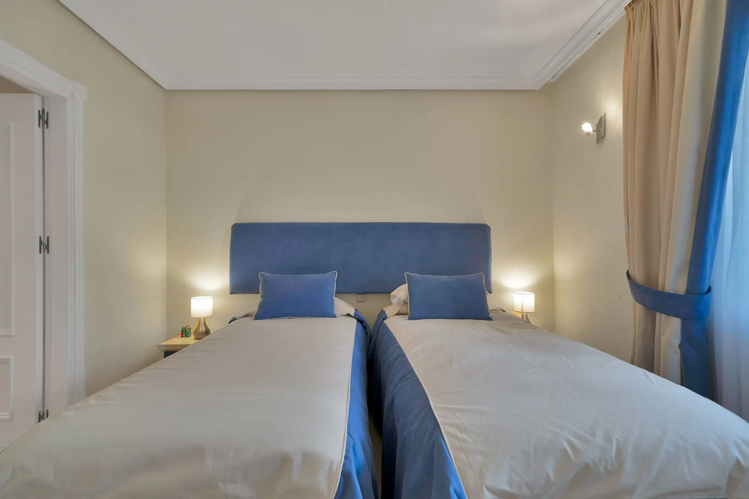 Discover seaside serenity in Estepona's ever popular complex - Dominion Beach located on the New Golden Mile. This spacious 2-bedroom, 2-bathroom apartment puts you just steps from the sand, with no road noise to disrupt the tranquility. The apartment is 