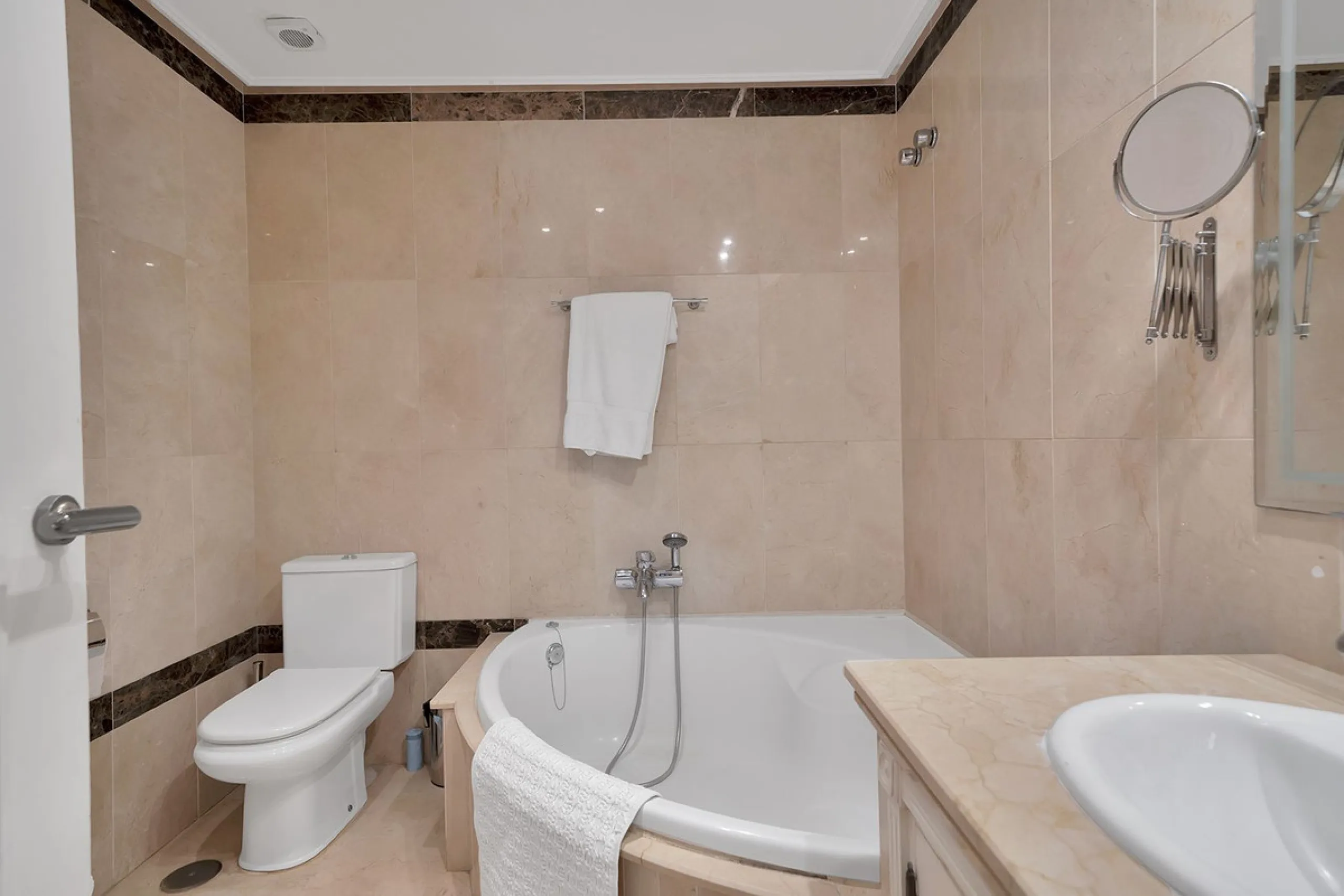 Discover seaside serenity in Estepona's ever popular complex - Dominion Beach located on the New Golden Mile. This spacious 2-bedroom, 2-bathroom apartment puts you just steps from the sand, with no road noise to disrupt the tranquility. The apartment is 