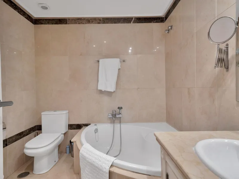 Discover seaside serenity in Estepona's ever popular complex - Dominion Beach located on the New Golden Mile. This spacious 2-bedroom, 2-bathroom apartment puts you just steps from the sand, with no road noise to disrupt the tranquility. The apartment is 