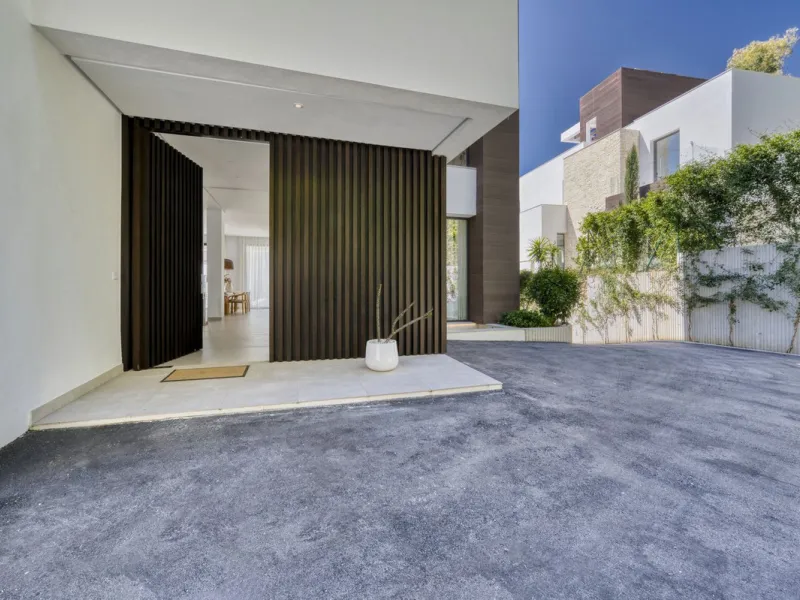 Brand New Contemporary Jewel – Car-Free Luxury in Marbella Center