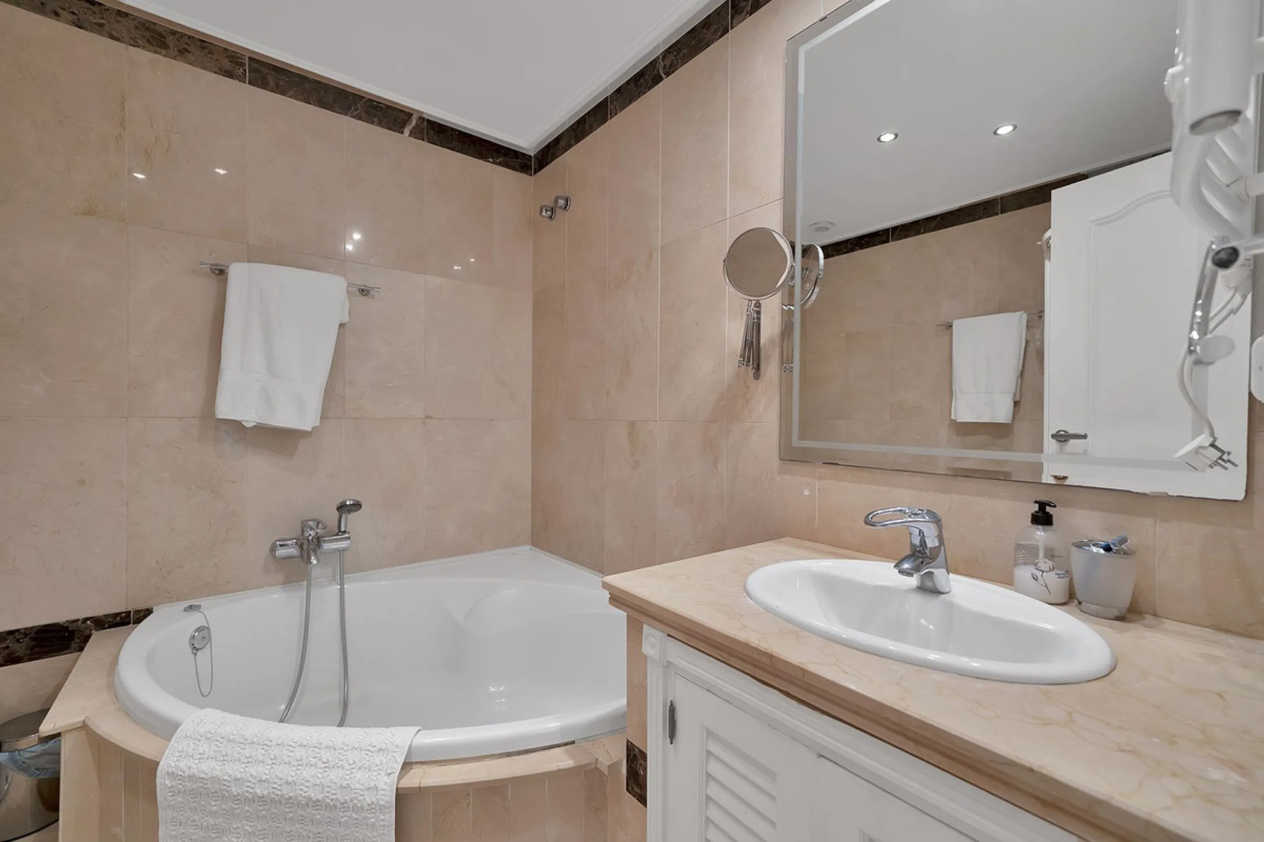 Discover seaside serenity in Estepona's ever popular complex - Dominion Beach located on the New Golden Mile. This spacious 2-bedroom, 2-bathroom apartment puts you just steps from the sand, with no road noise to disrupt the tranquility. The apartment is 