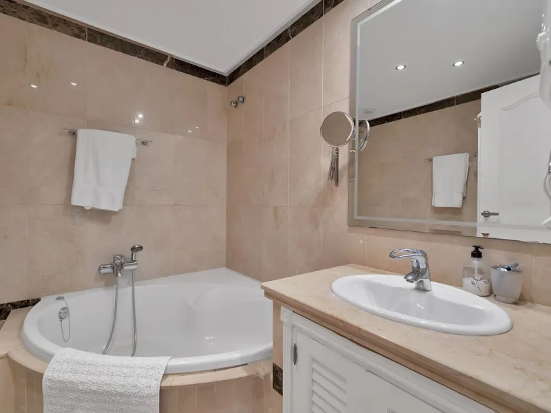 Discover seaside serenity in Estepona's ever popular complex - Dominion Beach located on the New Golden Mile. This spacious 2-bedroom, 2-bathroom apartment puts you just steps from the sand, with no road noise to disrupt the tranquility. The apartment is 