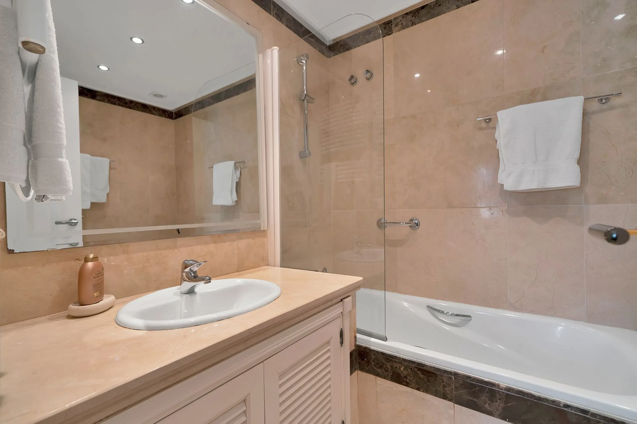 Discover seaside serenity in Estepona's ever popular complex - Dominion Beach located on the New Golden Mile. This spacious 2-bedroom, 2-bathroom apartment puts you just steps from the sand, with no road noise to disrupt the tranquility. The apartment is 