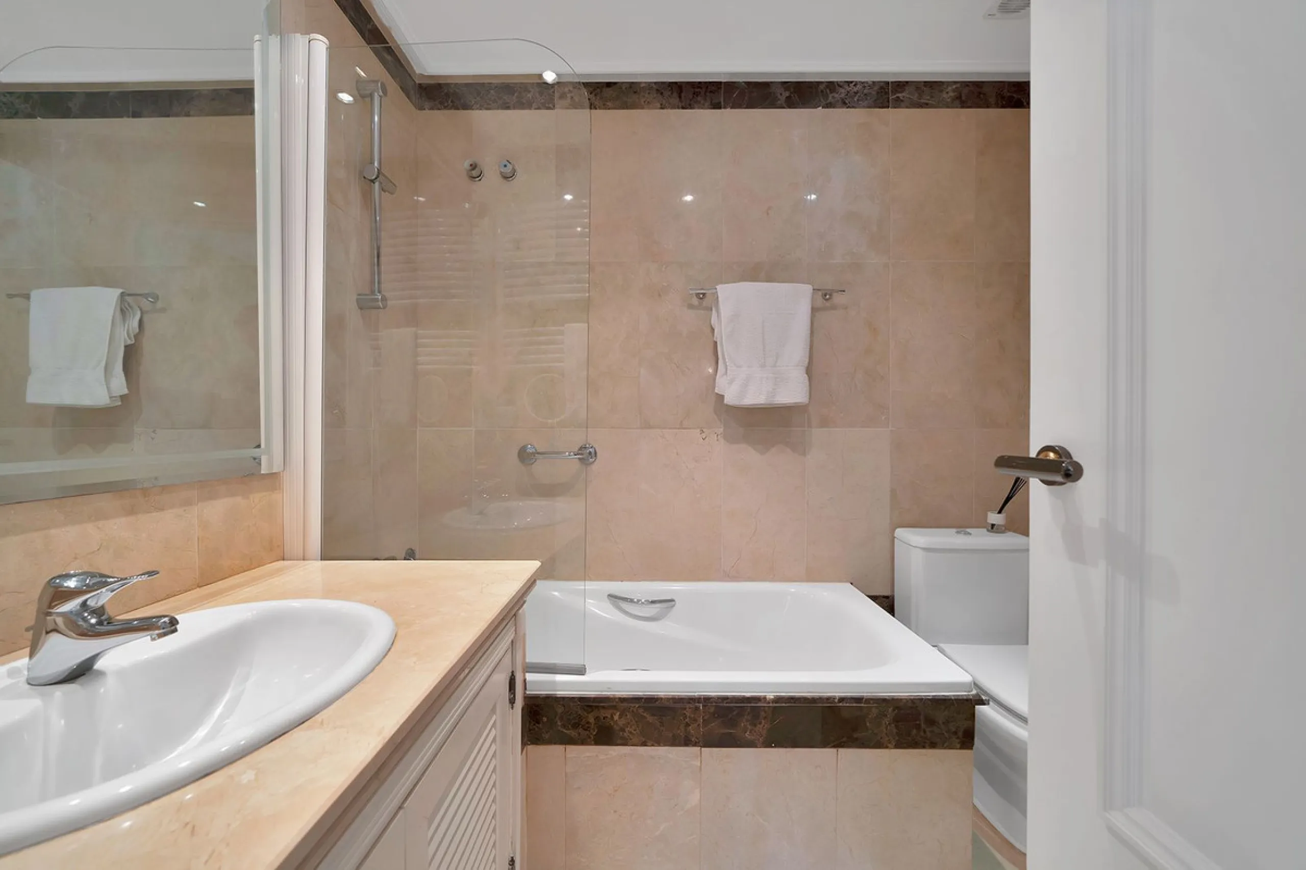 Discover seaside serenity in Estepona's ever popular complex - Dominion Beach located on the New Golden Mile. This spacious 2-bedroom, 2-bathroom apartment puts you just steps from the sand, with no road noise to disrupt the tranquility. The apartment is 