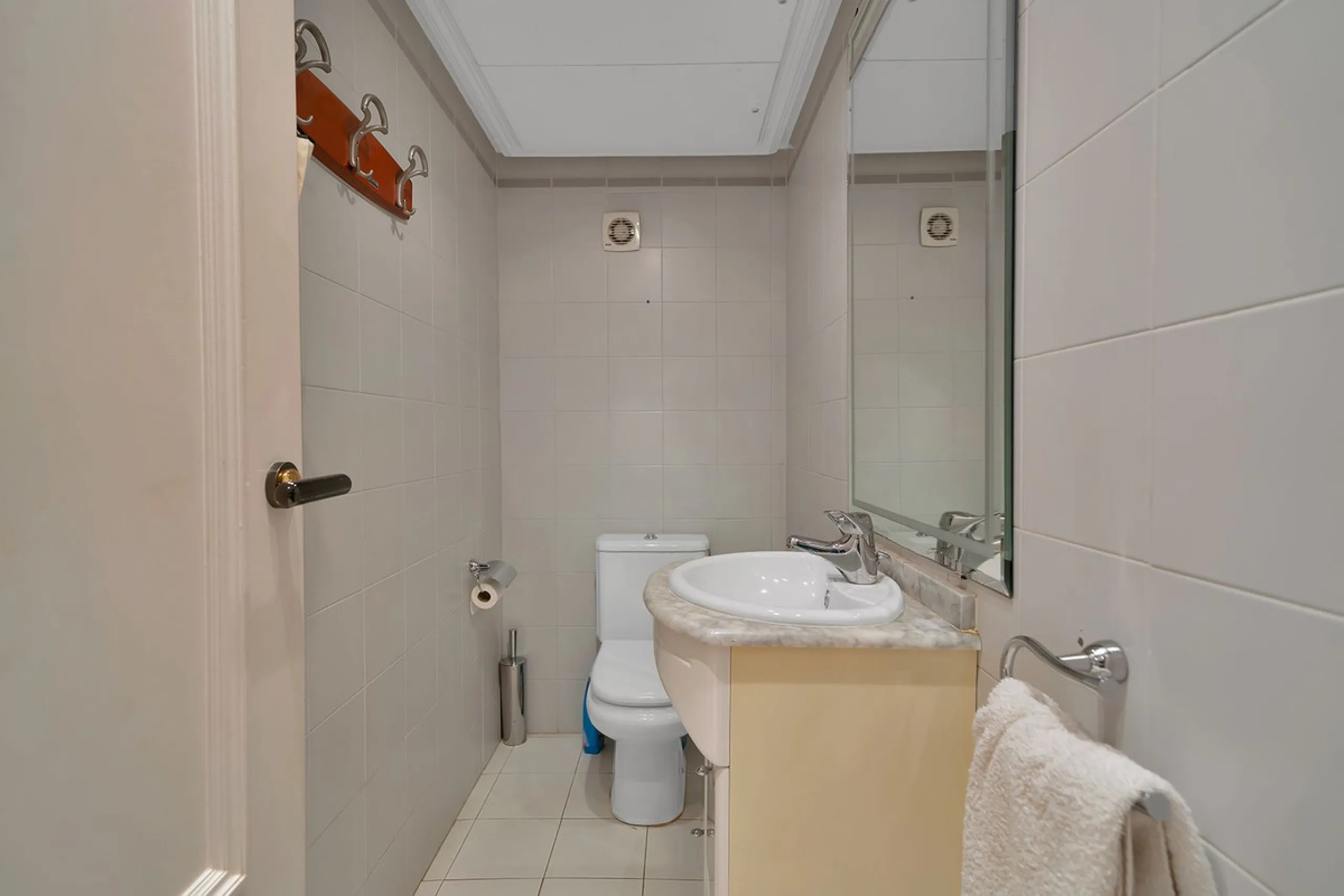 Discover seaside serenity in Estepona's ever popular complex - Dominion Beach located on the New Golden Mile. This spacious 2-bedroom, 2-bathroom apartment puts you just steps from the sand, with no road noise to disrupt the tranquility. The apartment is 
