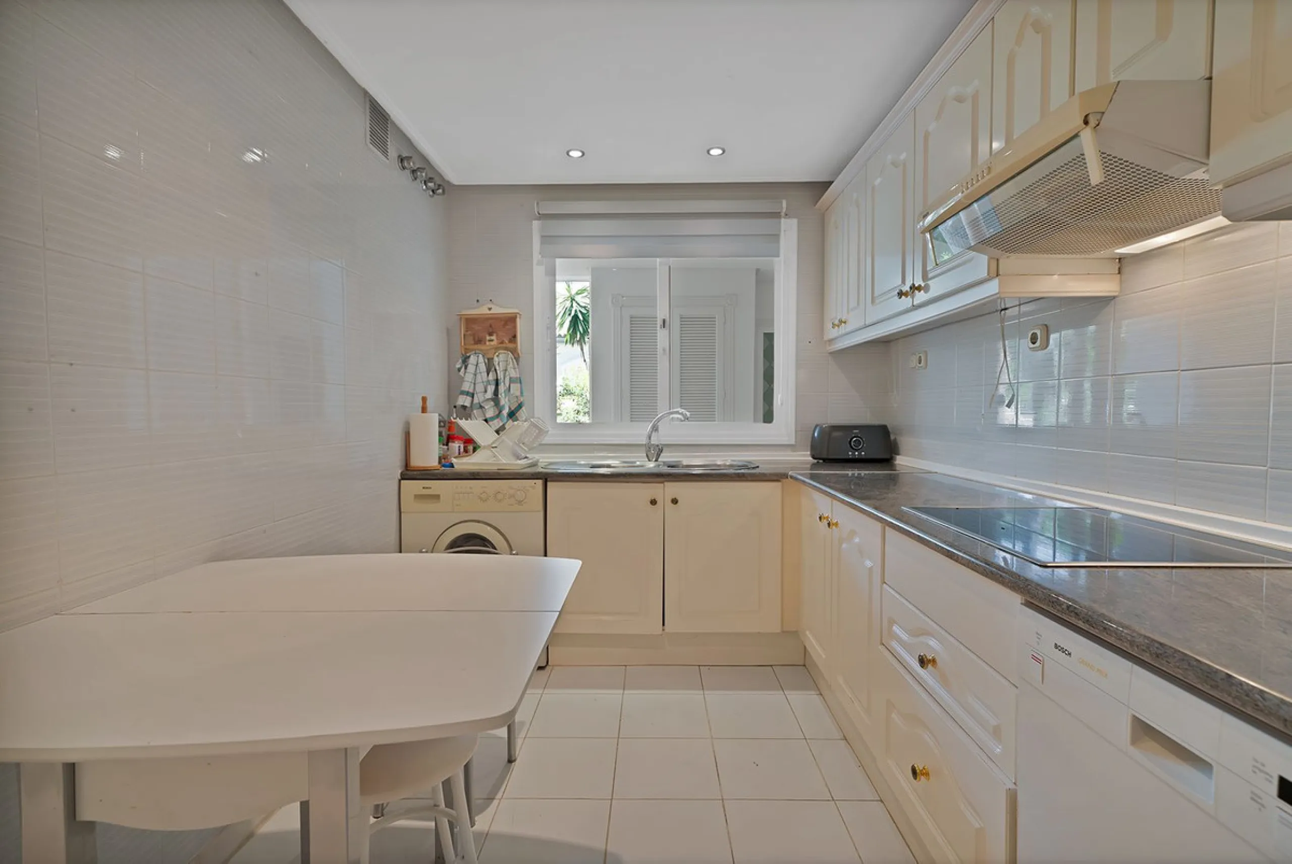 Discover seaside serenity in Estepona's ever popular complex - Dominion Beach located on the New Golden Mile. This spacious 2-bedroom, 2-bathroom apartment puts you just steps from the sand, with no road noise to disrupt the tranquility. The apartment is 