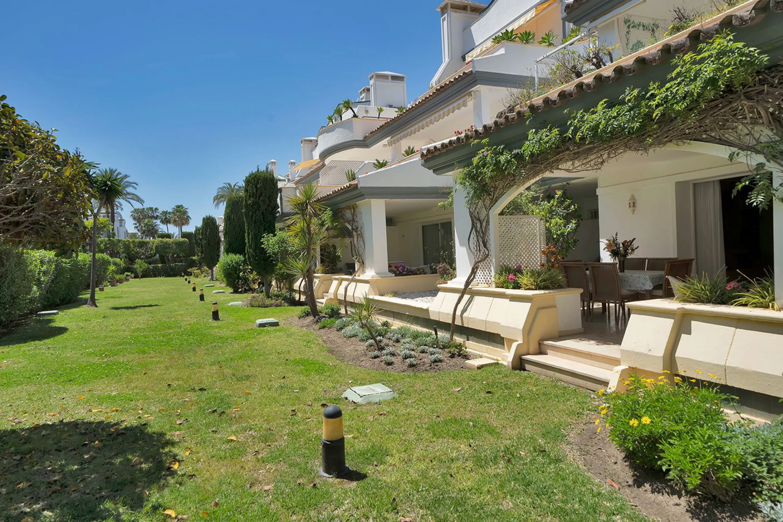Discover seaside serenity in Estepona's ever popular complex - Dominion Beach located on the New Golden Mile. This spacious 2-bedroom, 2-bathroom apartment puts you just steps from the sand, with no road noise to disrupt the tranquility. The apartment is 