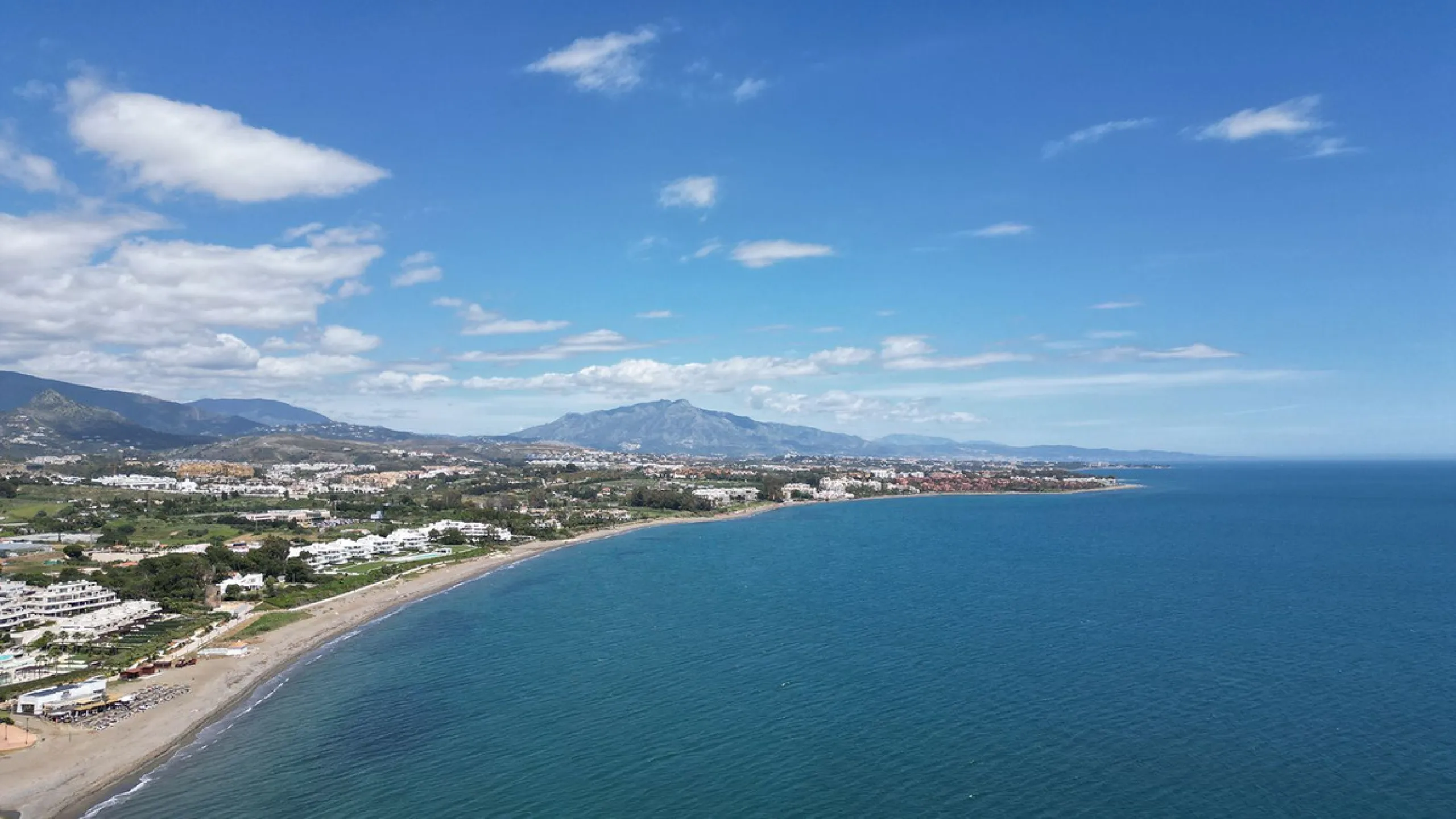 Discover seaside serenity in Estepona's ever popular complex - Dominion Beach located on the New Golden Mile. This spacious 2-bedroom, 2-bathroom apartment puts you just steps from the sand, with no road noise to disrupt the tranquility. The apartment is 