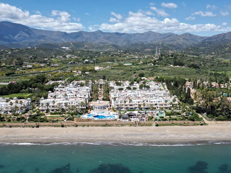 Discover seaside serenity in Estepona's ever popular complex - Dominion Beach located on the New Golden Mile. This spacious 2-bedroom, 2-bathroom apartment puts you just steps from the sand, with no road noise to disrupt the tranquility. The apartment is 