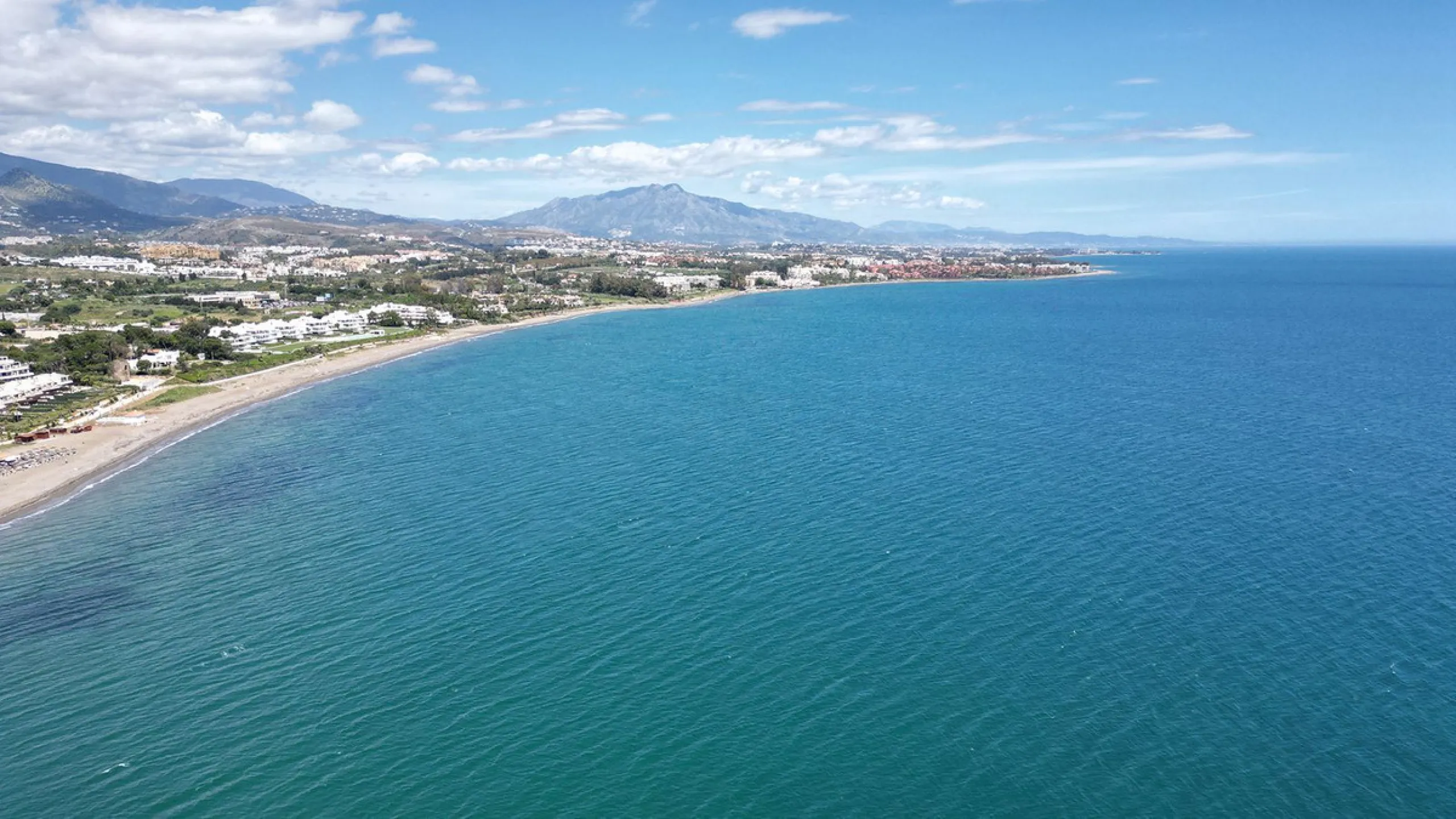 Discover seaside serenity in Estepona's ever popular complex - Dominion Beach located on the New Golden Mile. This spacious 2-bedroom, 2-bathroom apartment puts you just steps from the sand, with no road noise to disrupt the tranquility. The apartment is 