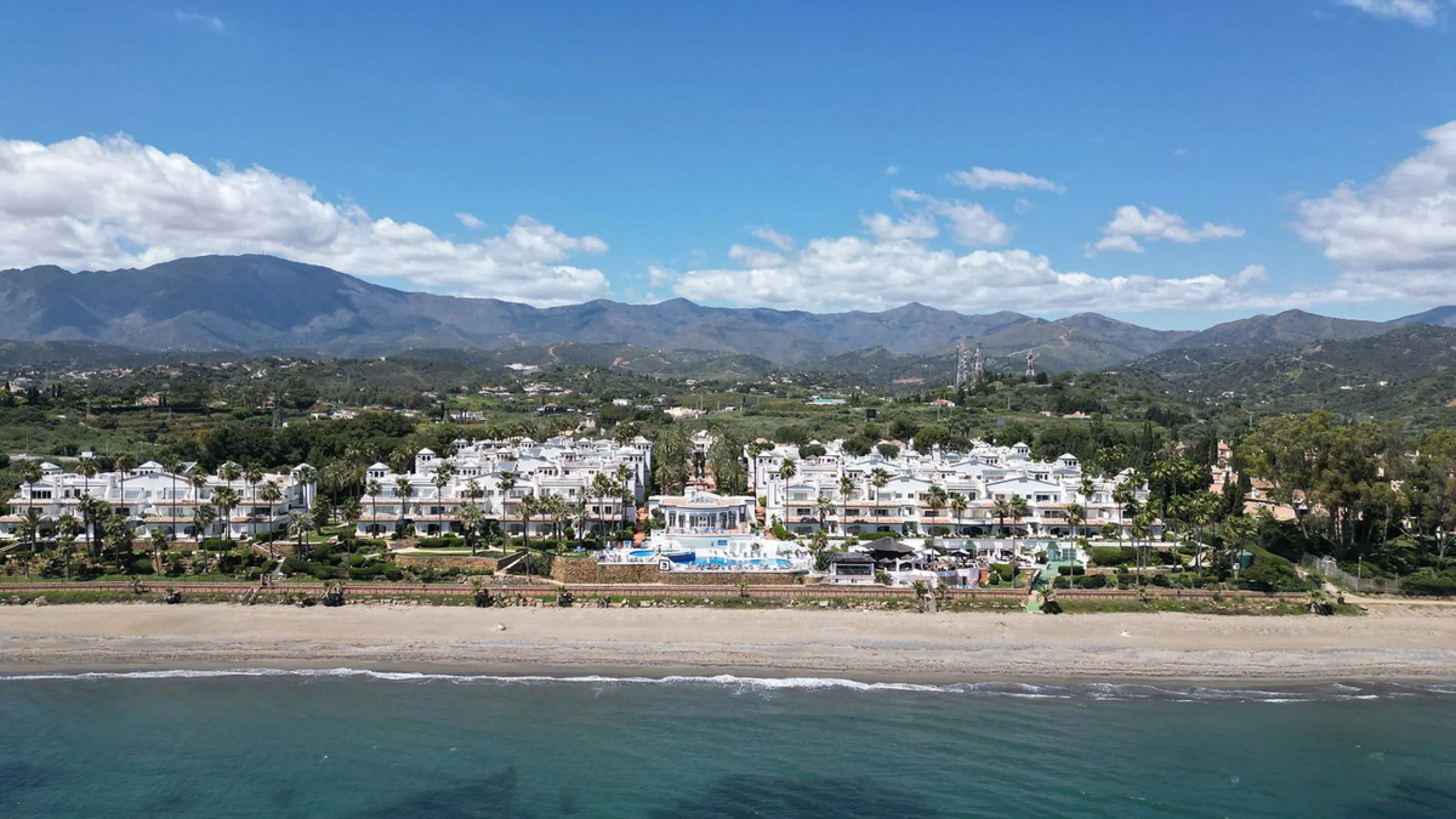 Discover seaside serenity in Estepona's ever popular complex - Dominion Beach located on the New Golden Mile. This spacious 2-bedroom, 2-bathroom apartment puts you just steps from the sand, with no road noise to disrupt the tranquility. The apartment is 