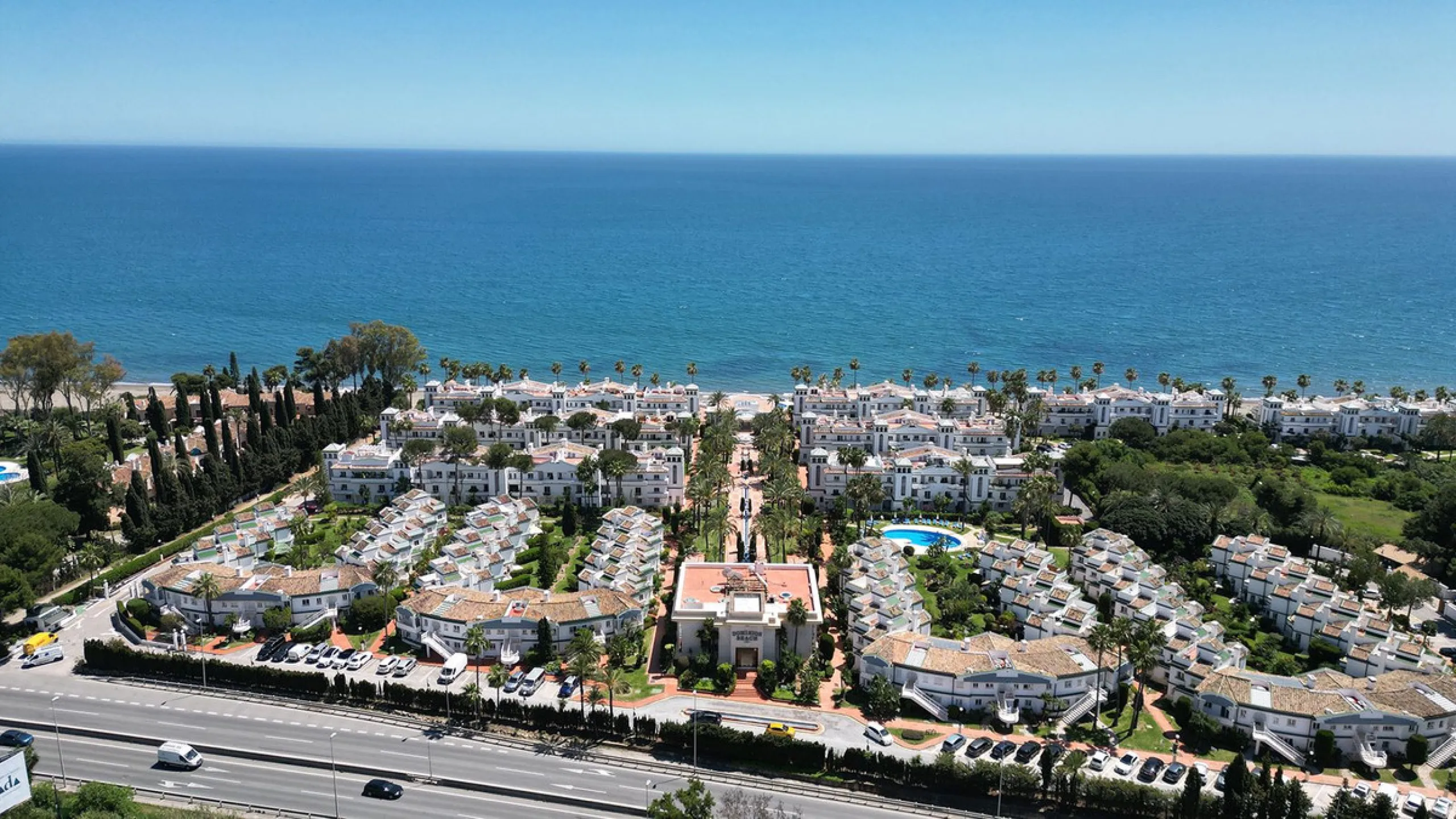 Discover seaside serenity in Estepona's ever popular complex - Dominion Beach located on the New Golden Mile. This spacious 2-bedroom, 2-bathroom apartment puts you just steps from the sand, with no road noise to disrupt the tranquility. The apartment is 