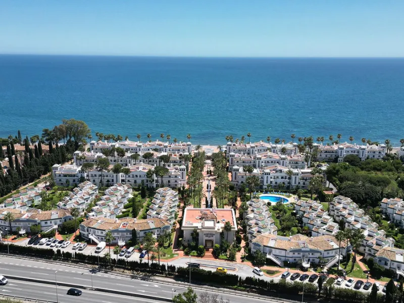 Discover seaside serenity in Estepona's ever popular complex - Dominion Beach located on the New Golden Mile. This spacious 2-bedroom, 2-bathroom apartment puts you just steps from the sand, with no road noise to disrupt the tranquility. The apartment is 