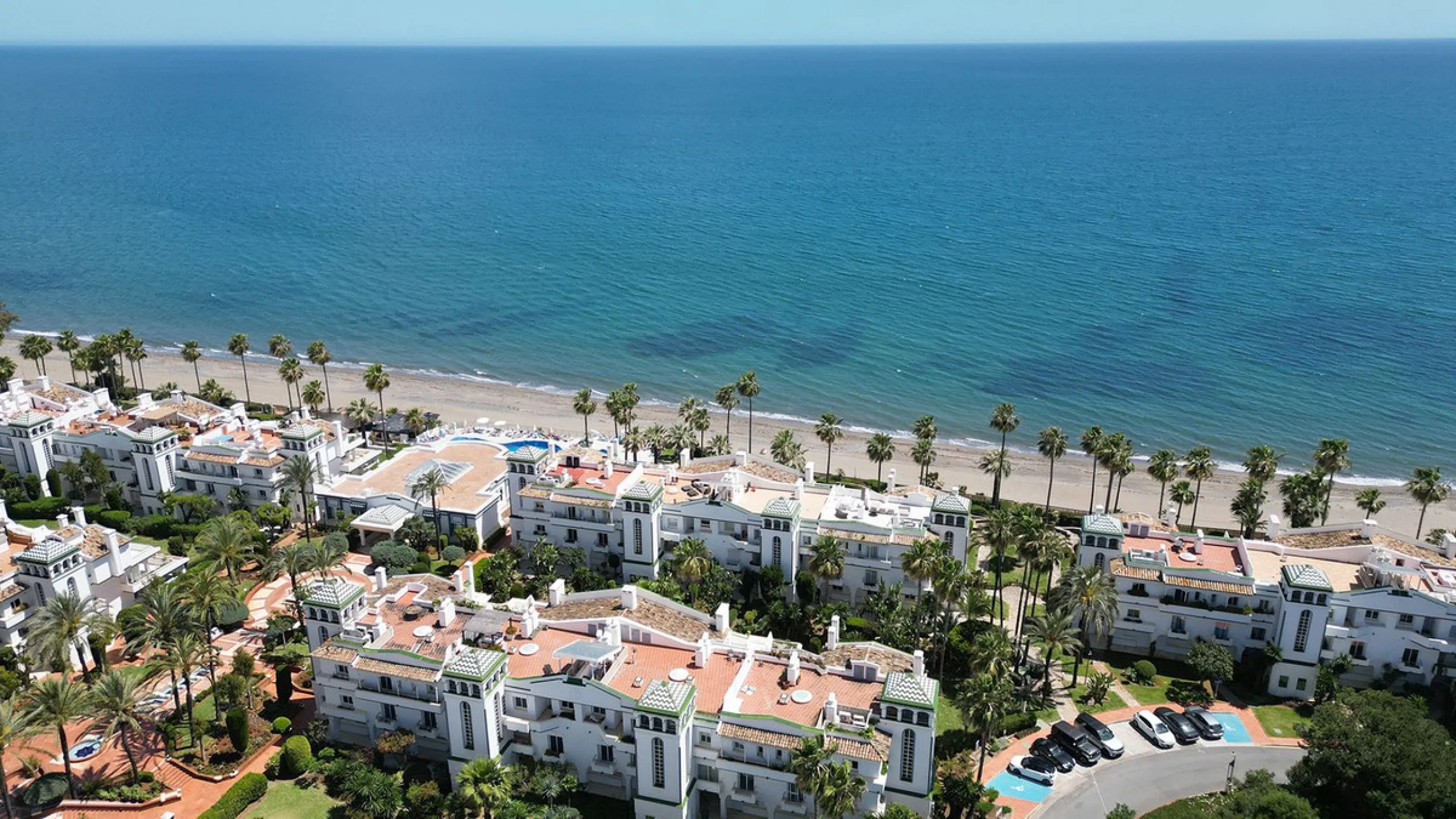 Discover seaside serenity in Estepona's ever popular complex - Dominion Beach located on the New Golden Mile. This spacious 2-bedroom, 2-bathroom apartment puts you just steps from the sand, with no road noise to disrupt the tranquility. The apartment is 