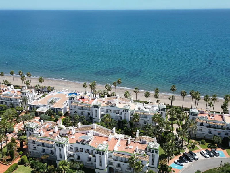 Discover seaside serenity in Estepona's ever popular complex - Dominion Beach located on the New Golden Mile. This spacious 2-bedroom, 2-bathroom apartment puts you just steps from the sand, with no road noise to disrupt the tranquility. The apartment is 