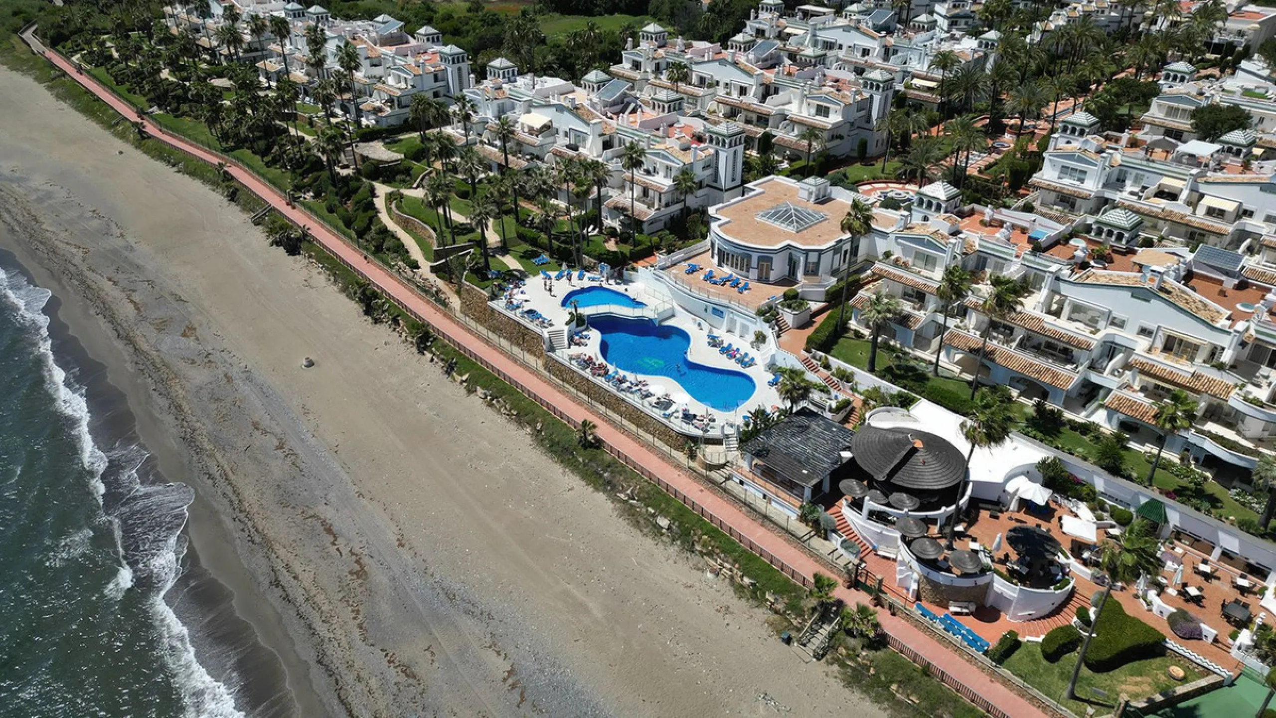 Discover seaside serenity in Estepona's ever popular complex - Dominion Beach located on the New Golden Mile. This spacious 2-bedroom, 2-bathroom apartment puts you just steps from the sand, with no road noise to disrupt the tranquility. The apartment is 