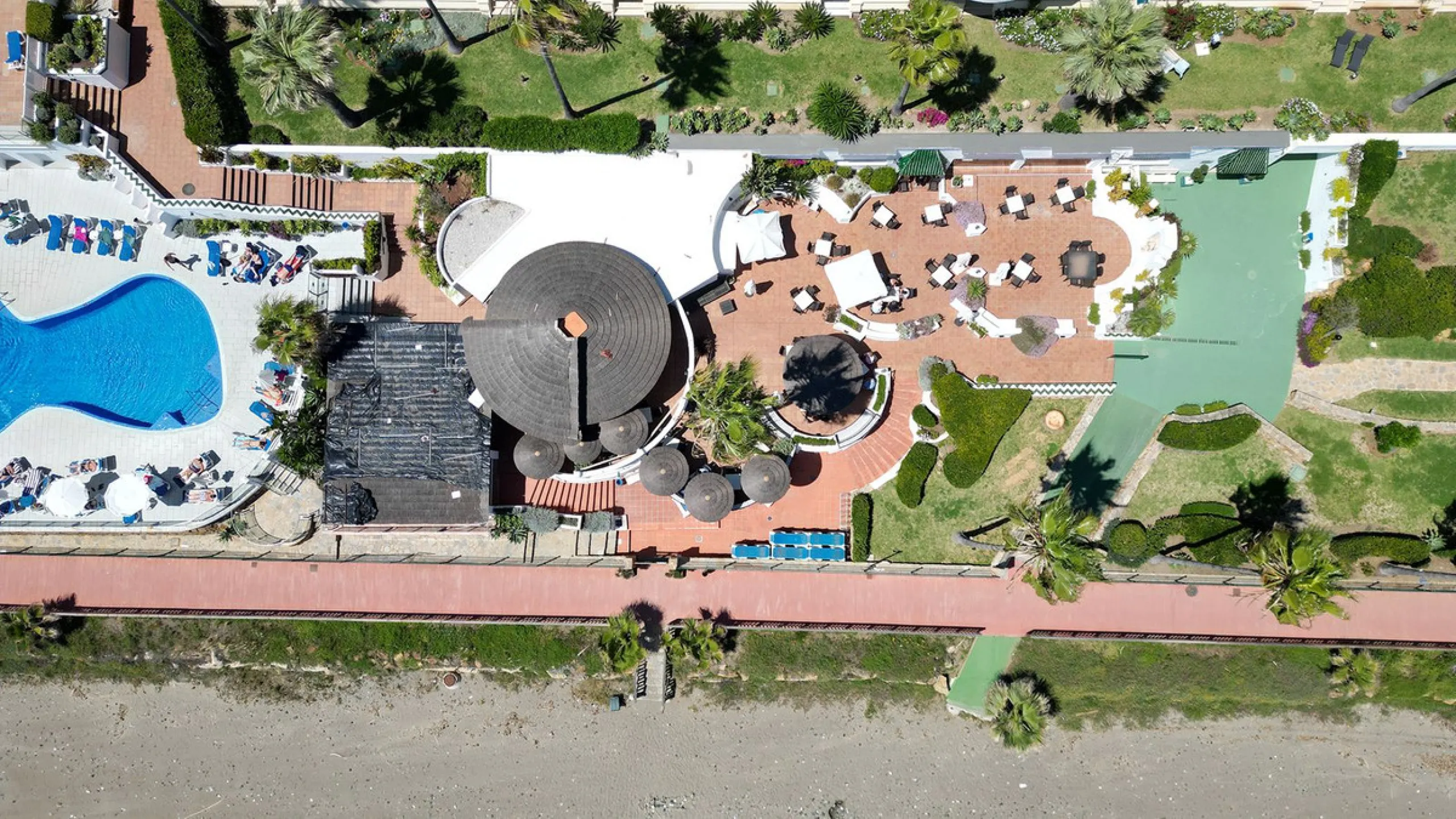 Discover seaside serenity in Estepona's ever popular complex - Dominion Beach located on the New Golden Mile. This spacious 2-bedroom, 2-bathroom apartment puts you just steps from the sand, with no road noise to disrupt the tranquility. The apartment is 