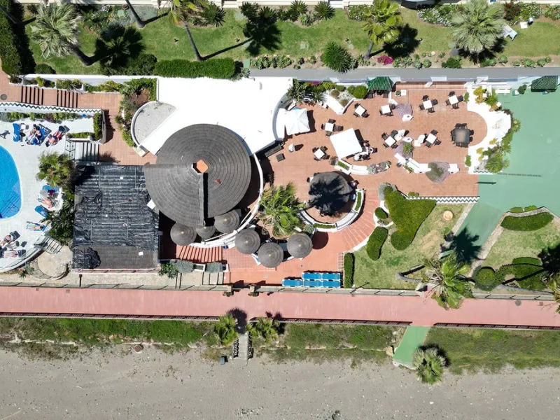 Discover seaside serenity in Estepona's ever popular complex - Dominion Beach located on the New Golden Mile. This spacious 2-bedroom, 2-bathroom apartment puts you just steps from the sand, with no road noise to disrupt the tranquility. The apartment is 