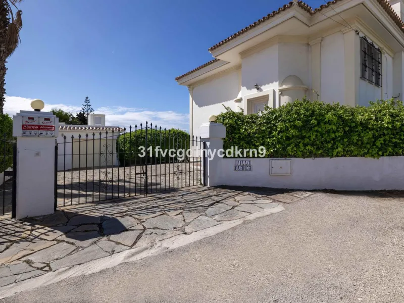 For Sale: Detached Villa in La Gaspara, Estepona with tourist license