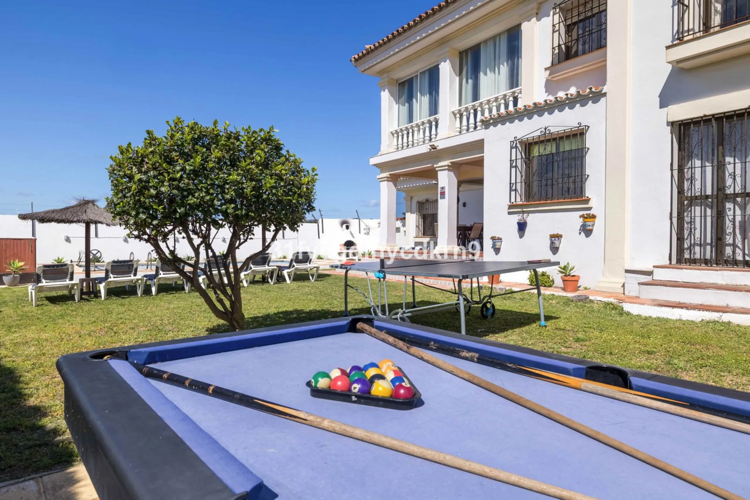 For Sale: Detached Villa in La Gaspara, Estepona with tourist license