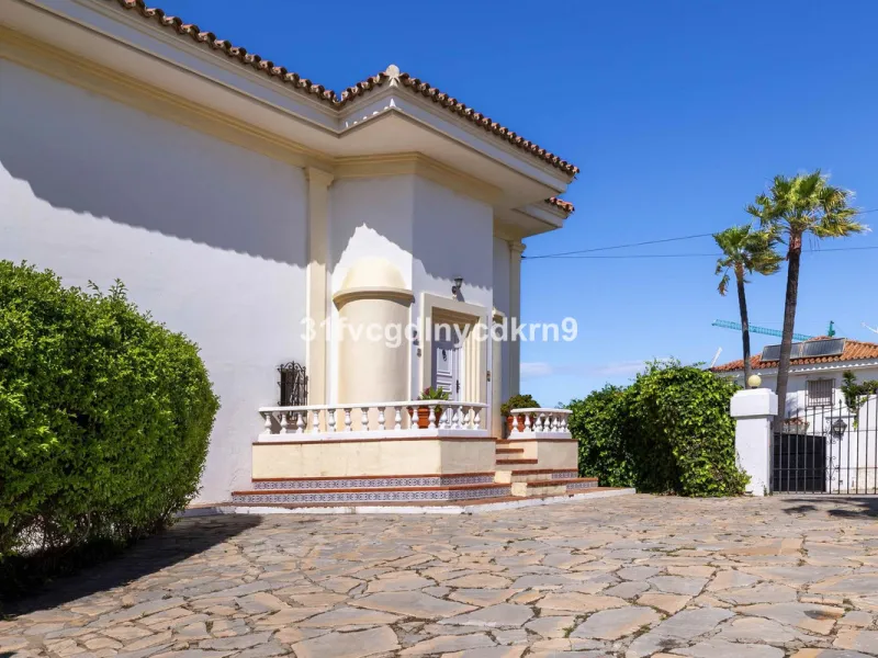 For Sale: Detached Villa in La Gaspara, Estepona with tourist license