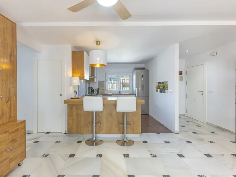 Very attractive flat in the Puerto Deportivo area of Fuengirola less than 100 metres from the sea.