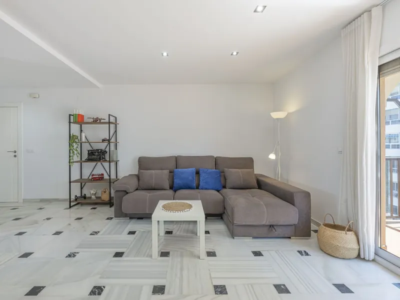 Apartment - Penthouse в продаже в Fuengirola, Málaga. В доме 3 спален и 2 ванных комнат. Площадь дома 90 м²