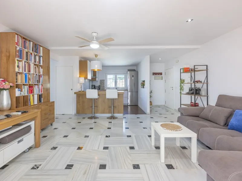 Apartment - Penthouse в продаже в Fuengirola, Málaga. В доме 3 спален и 2 ванных комнат. Площадь дома 90 м²