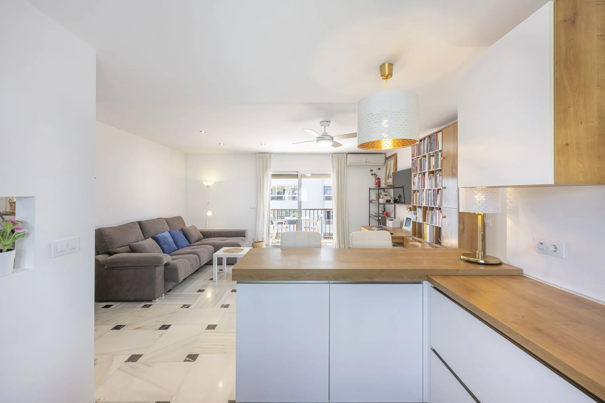 Apartment - Penthouse в продаже в Fuengirola, Málaga. В доме 3 спален и 2 ванных комнат. Площадь дома 90 м²