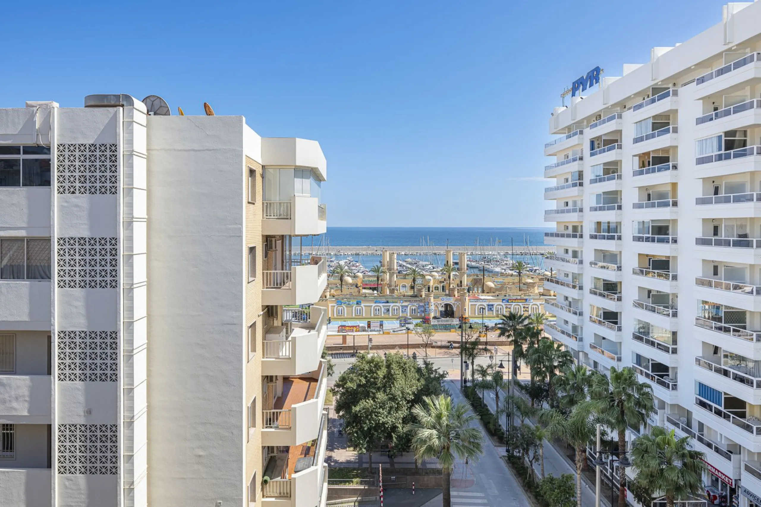 Apartment - Penthouse в продаже в Fuengirola, Málaga. В доме 3 спален и 2 ванных комнат. Площадь дома 90 м²