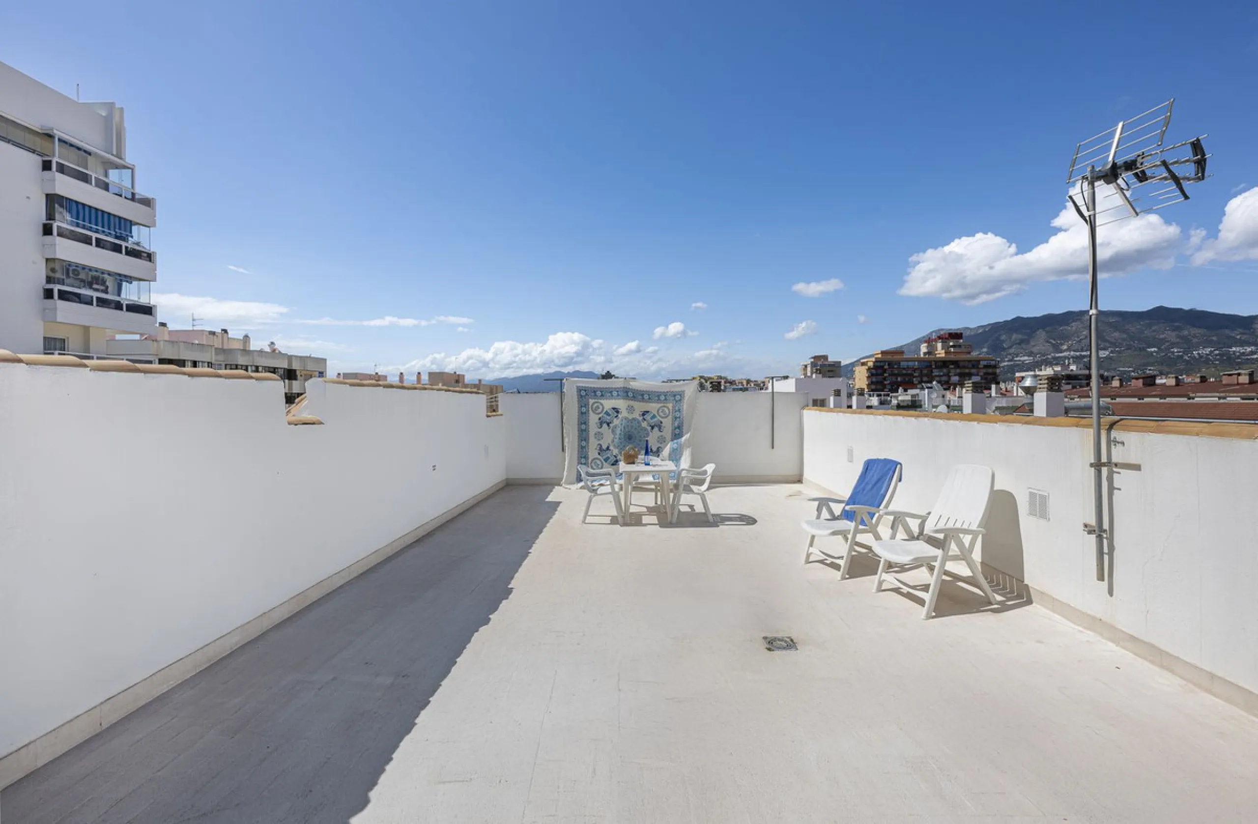 Apartment - Penthouse в продаже в Fuengirola, Málaga. В доме 3 спален и 2 ванных комнат. Площадь дома 90 м²