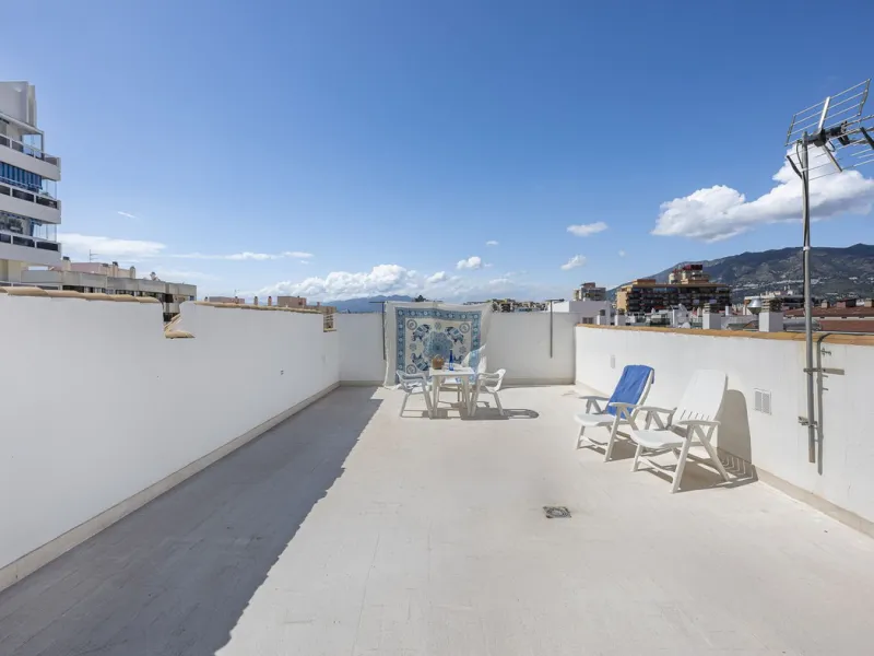 Apartment - Penthouse в продаже в Fuengirola, Málaga. В доме 3 спален и 2 ванных комнат. Площадь дома 90 м²