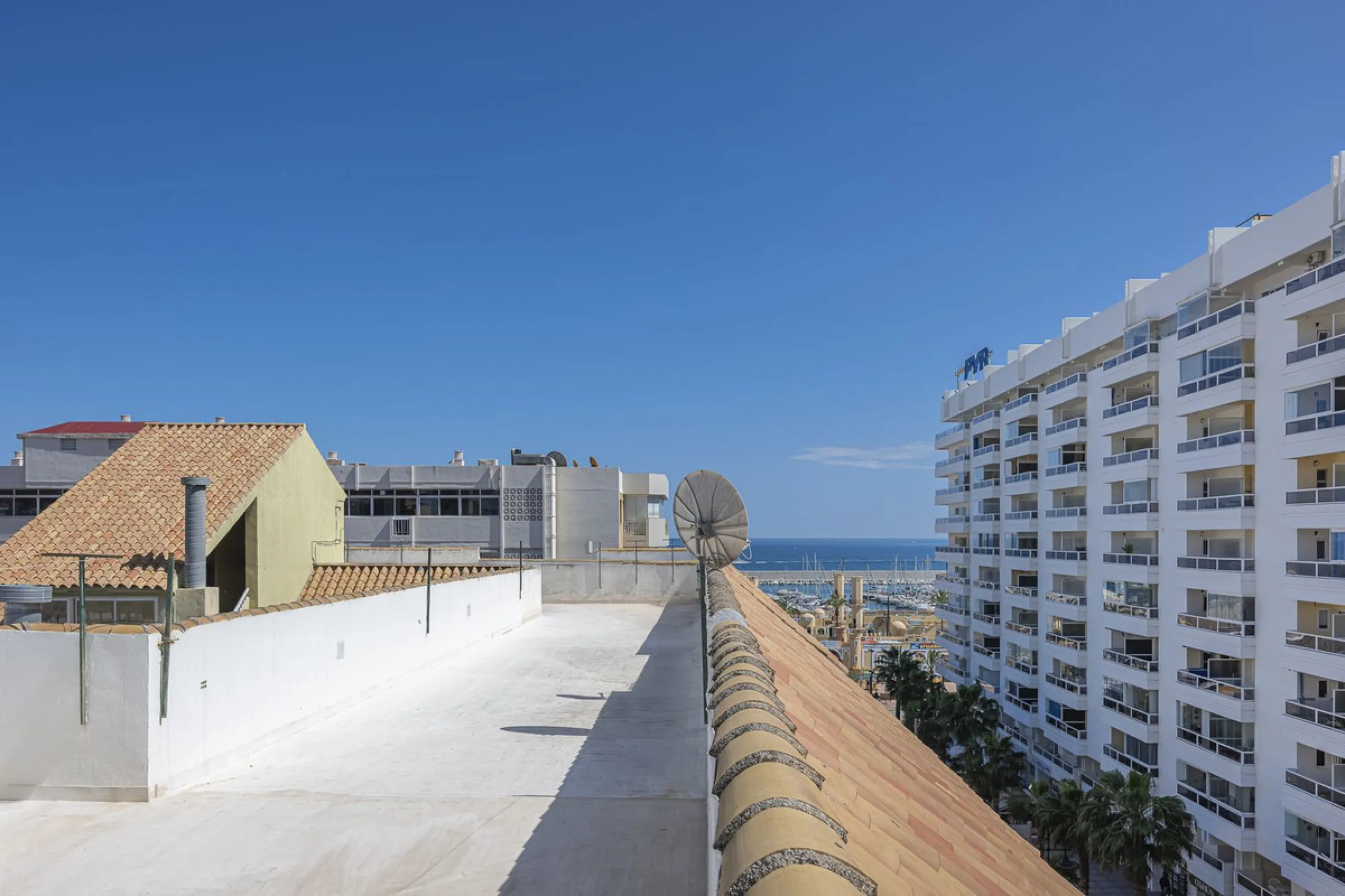 Apartment - Penthouse в продаже в Fuengirola, Málaga. В доме 3 спален и 2 ванных комнат. Площадь дома 90 м²