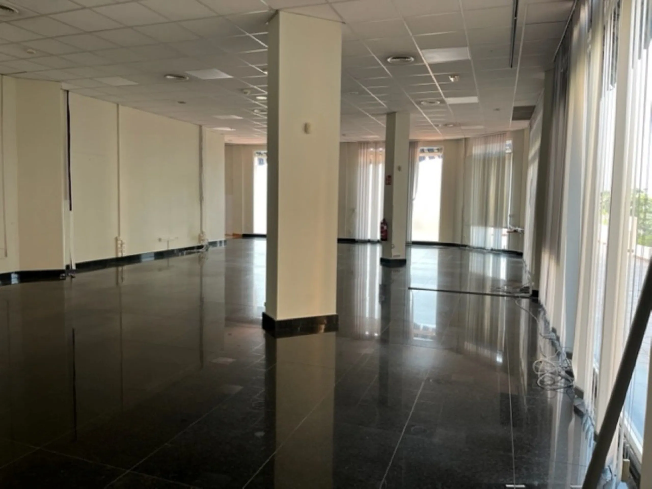 Fantastic Local premises in main Avda. Severo Ochoa of 440 m2 at less than 100 m from Hospital Quirón. It occupies all the ground floor of the building. Is in very good conditions with A/C,2  bathrooms and kitchenette. Views to the port and sea.