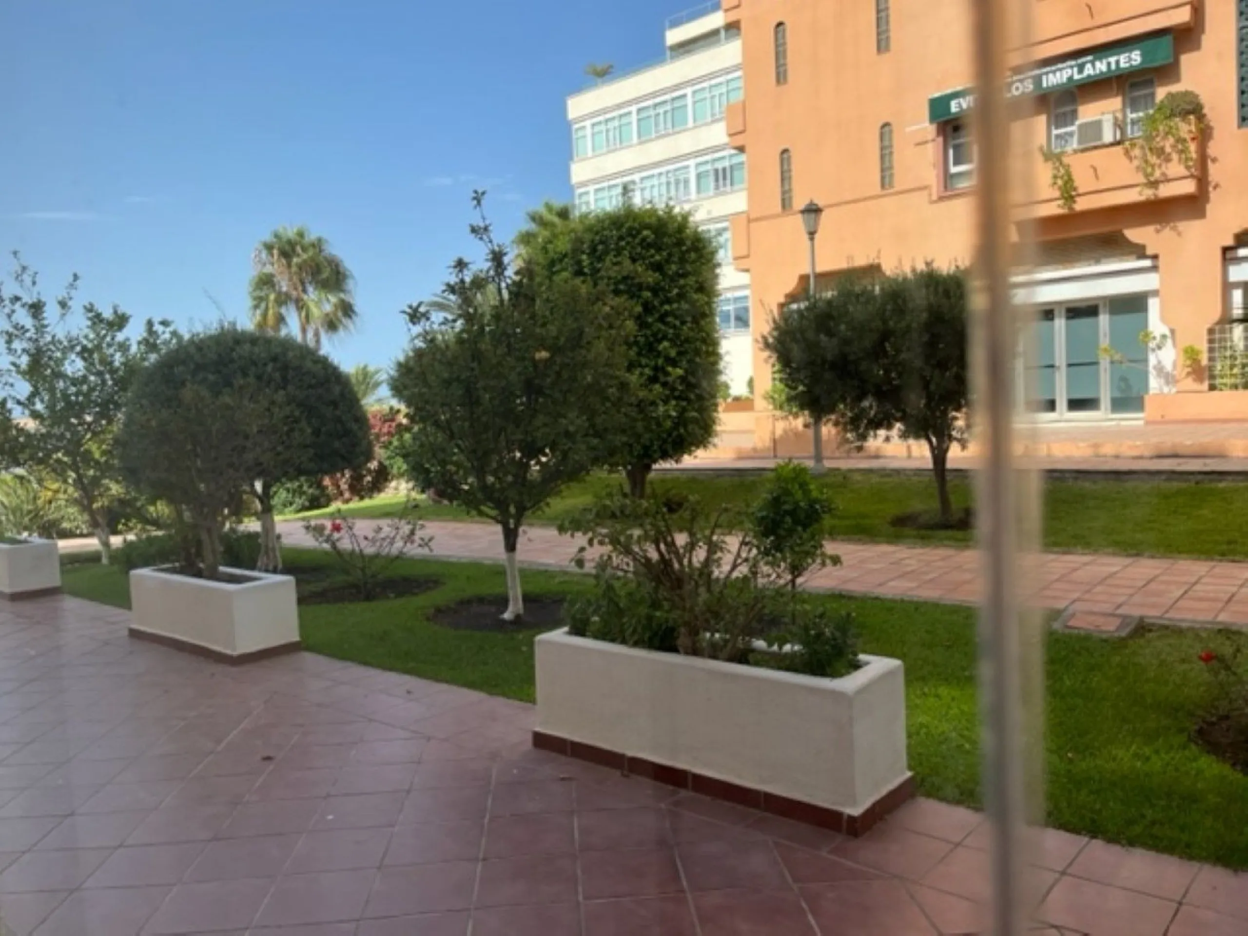 Fantastic Local premises in main Avda. Severo Ochoa of 440 m2 at less than 100 m from Hospital Quirón. It occupies all the ground floor of the building. Is in very good conditions with A/C,2  bathrooms and kitchenette. Views to the port and sea.