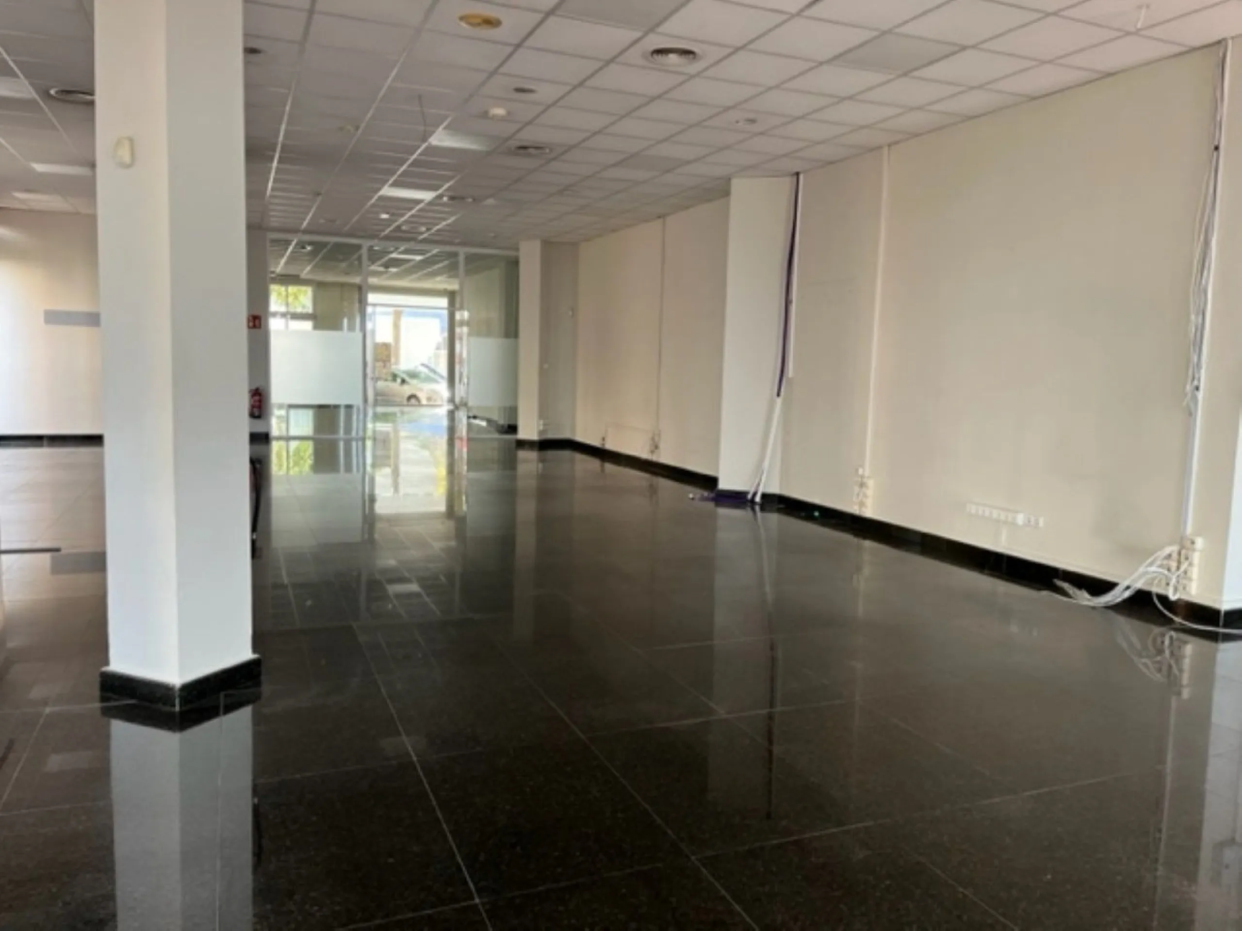 Fantastic Local premises in main Avda. Severo Ochoa of 440 m2 at less than 100 m from Hospital Quirón. It occupies all the ground floor of the building. Is in very good conditions with A/C,2  bathrooms and kitchenette. Views to the port and sea.