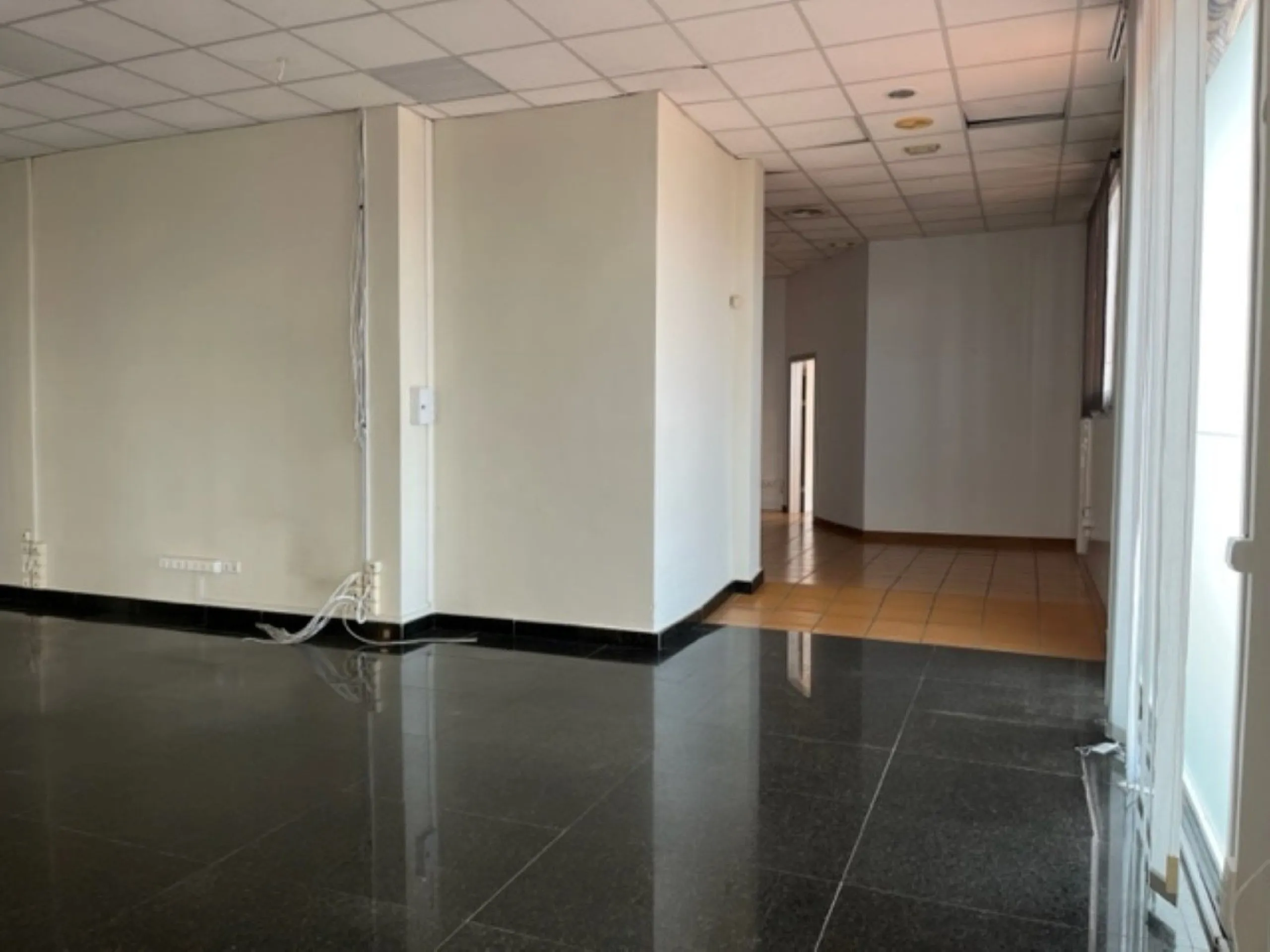 Fantastic Local premises in main Avda. Severo Ochoa of 440 m2 at less than 100 m from Hospital Quirón. It occupies all the ground floor of the building. Is in very good conditions with A/C,2  bathrooms and kitchenette. Views to the port and sea.