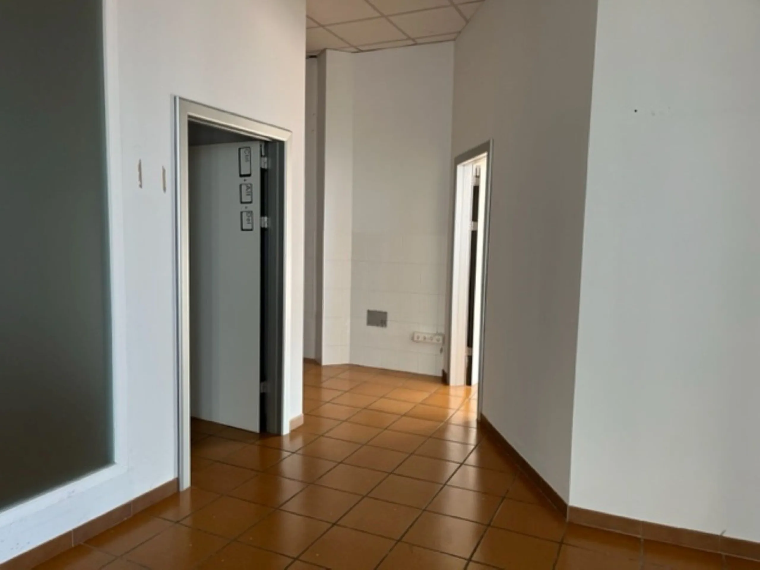 Fantastic Local premises in main Avda. Severo Ochoa of 440 m2 at less than 100 m from Hospital Quirón. It occupies all the ground floor of the building. Is in very good conditions with A/C,2  bathrooms and kitchenette. Views to the port and sea.