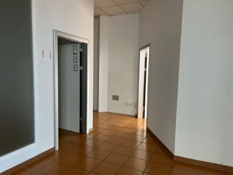 Fantastic Local premises in main Avda. Severo Ochoa of 440 m2 at less than 100 m from Hospital Quirón. It occupies all the ground floor of the building. Is in very good conditions with A/C,2  bathrooms and kitchenette. Views to the port and sea.