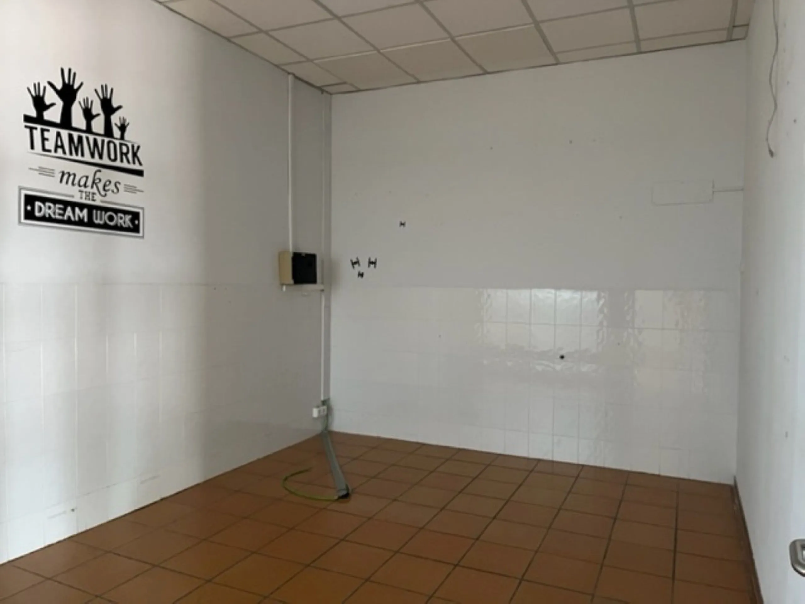 Fantastic Local premises in main Avda. Severo Ochoa of 440 m2 at less than 100 m from Hospital Quirón. It occupies all the ground floor of the building. Is in very good conditions with A/C,2  bathrooms and kitchenette. Views to the port and sea.