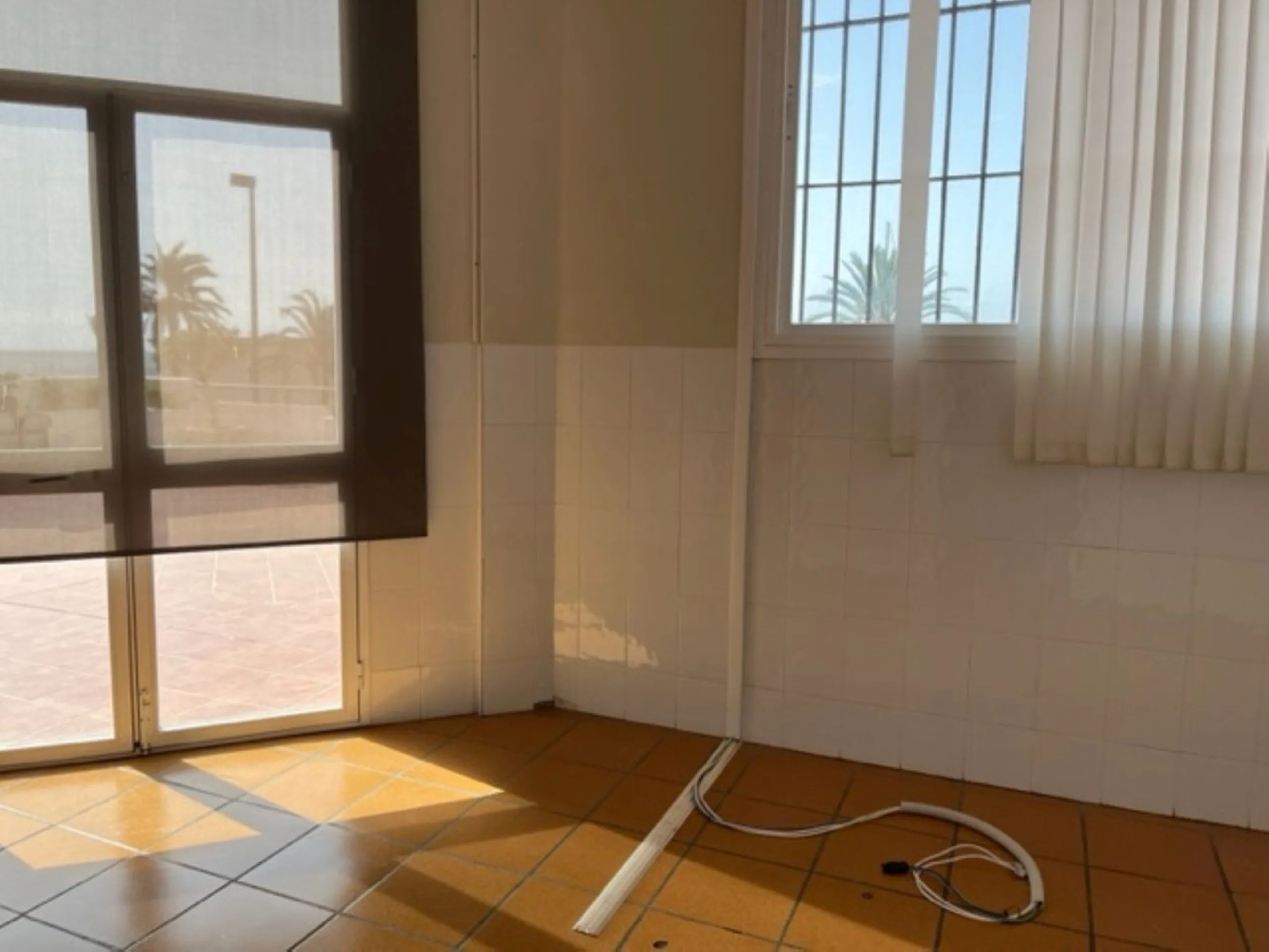 Fantastic Local premises in main Avda. Severo Ochoa of 440 m2 at less than 100 m from Hospital Quirón. It occupies all the ground floor of the building. Is in very good conditions with A/C,2  bathrooms and kitchenette. Views to the port and sea.