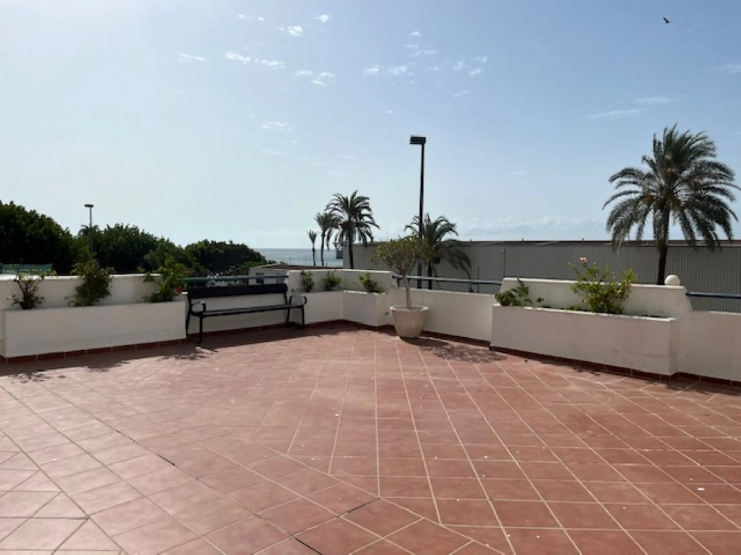 Fantastic Local premises in main Avda. Severo Ochoa of 440 m2 at less than 100 m from Hospital Quirón. It occupies all the ground floor of the building. Is in very good conditions with A/C,2  bathrooms and kitchenette. Views to the port and sea.