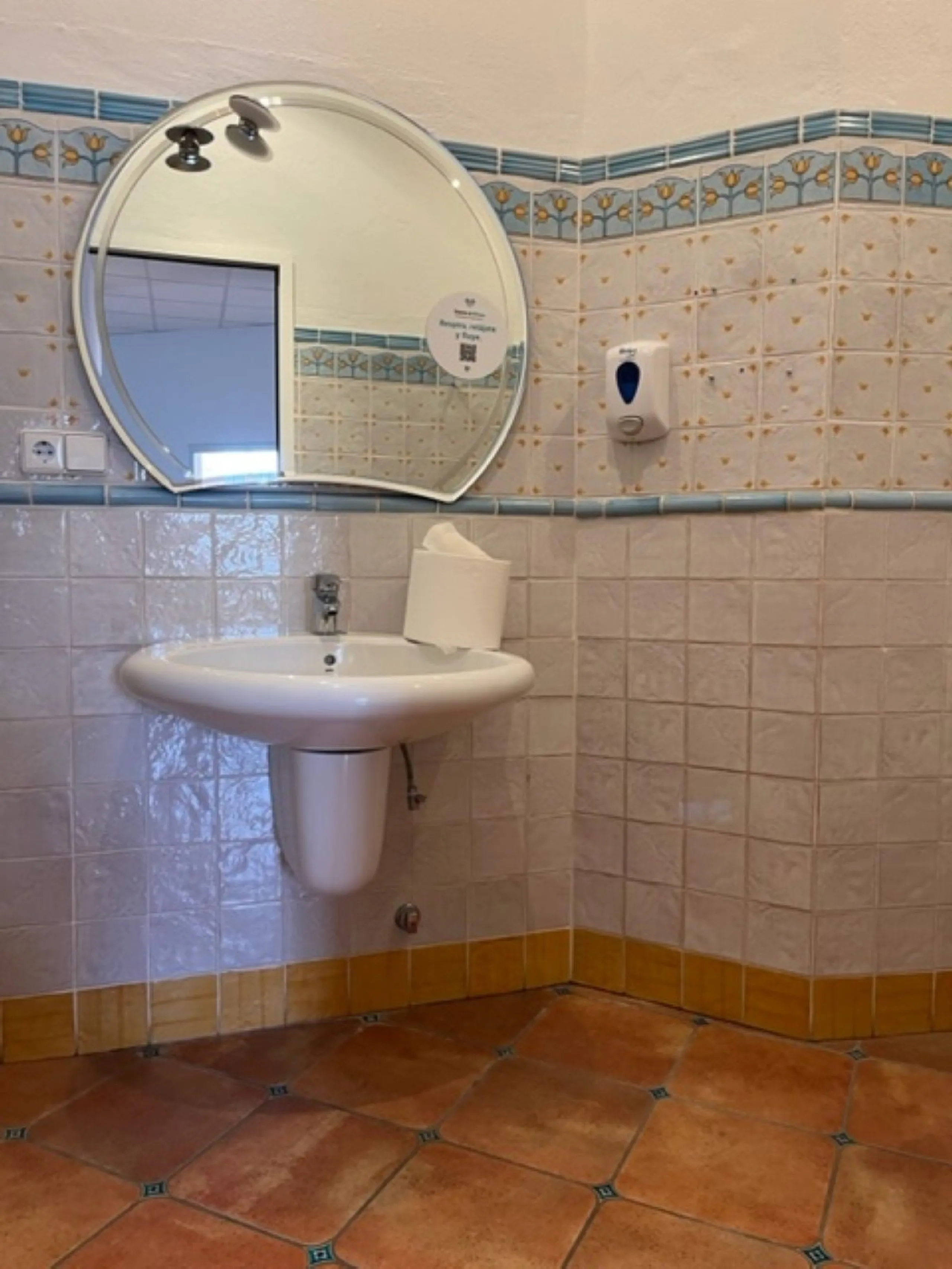 Fantastic Local premises in main Avda. Severo Ochoa of 440 m2 at less than 100 m from Hospital Quirón. It occupies all the ground floor of the building. Is in very good conditions with A/C,2  bathrooms and kitchenette. Views to the port and sea.