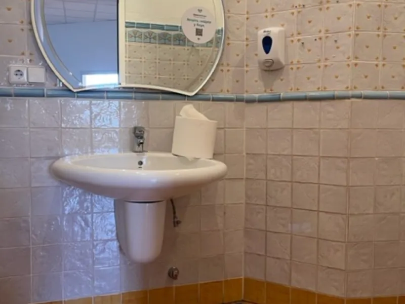 Fantastic Local premises in main Avda. Severo Ochoa of 440 m2 at less than 100 m from Hospital Quirón. It occupies all the ground floor of the building. Is in very good conditions with A/C,2  bathrooms and kitchenette. Views to the port and sea.