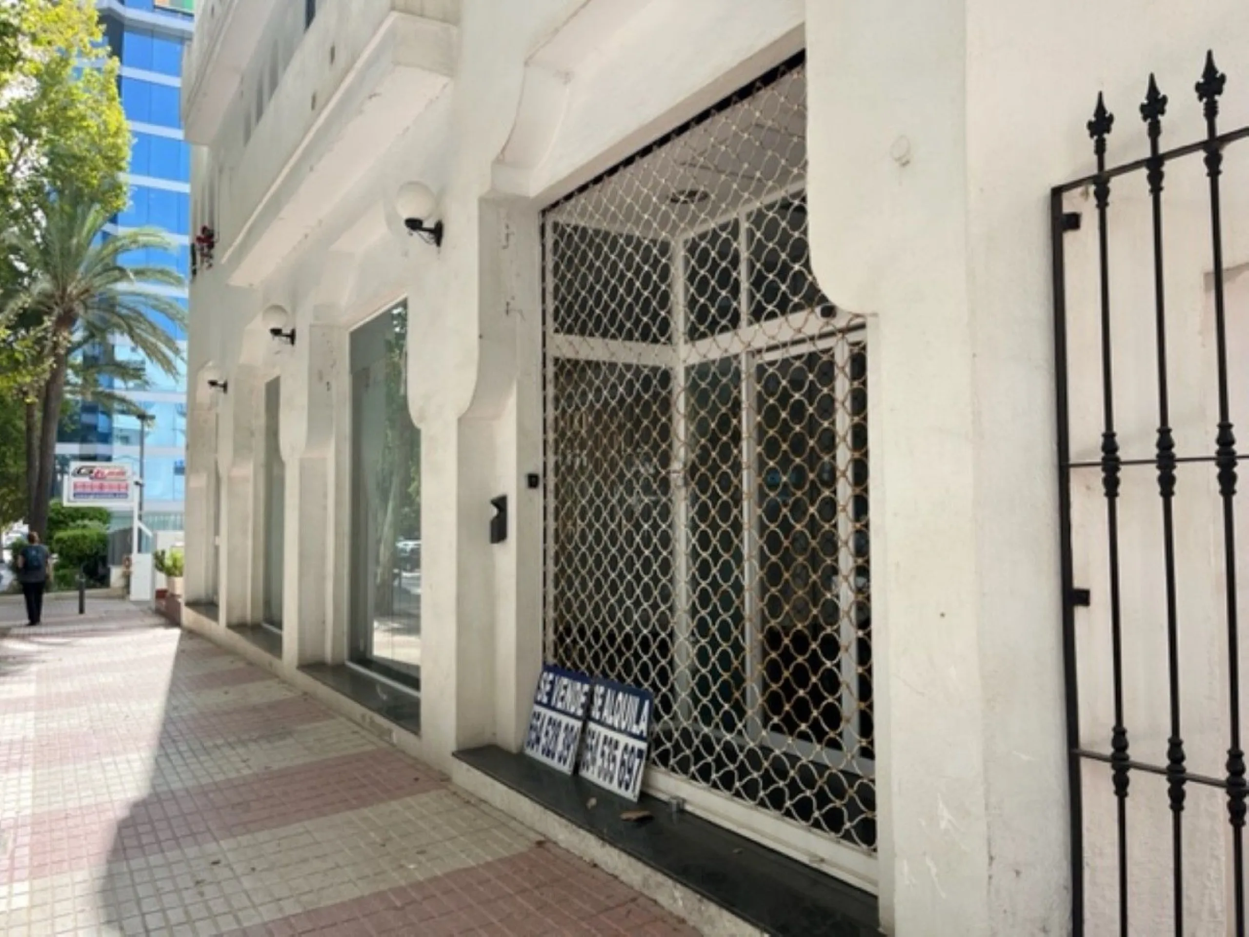 Fantastic Local premises in main Avda. Severo Ochoa of 440 m2 at less than 100 m from Hospital Quirón. It occupies all the ground floor of the building. Is in very good conditions with A/C,2  bathrooms and kitchenette. Views to the port and sea.