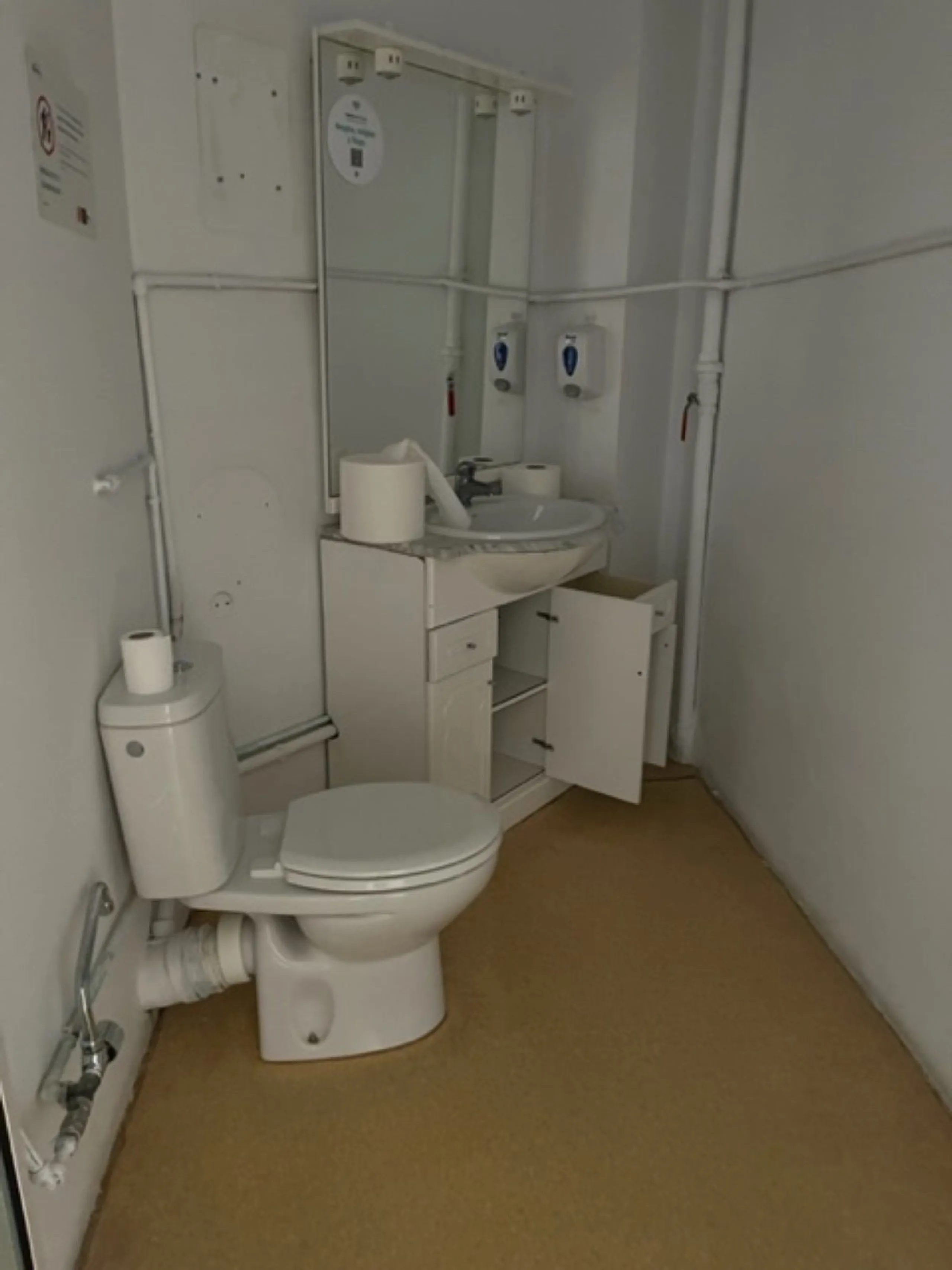 Fantastic Local premises in main Avda. Severo Ochoa of 440 m2 at less than 100 m from Hospital Quirón. It occupies all the ground floor of the building. Is in very good conditions with A/C,2  bathrooms and kitchenette. Views to the port and sea.