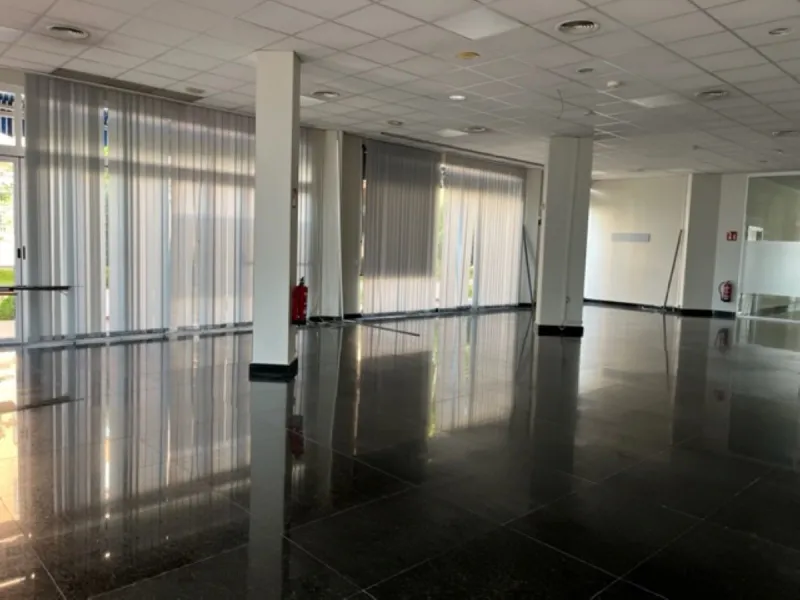 Fantastic Local premises in main Avda. Severo Ochoa of 440 m2 at less than 100 m from Hospital Quirón. It occupies all the ground floor of the building. Is in very good conditions with A/C,2  bathrooms and kitchenette. Views to the port and sea.