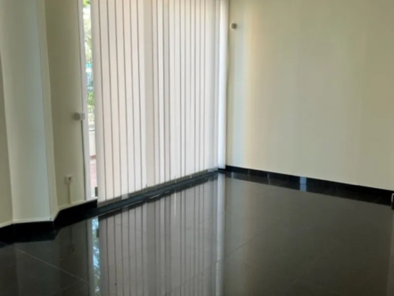 Fantastic Local premises in main Avda. Severo Ochoa of 440 m2 at less than 100 m from Hospital Quirón. It occupies all the ground floor of the building. Is in very good conditions with A/C,2  bathrooms and kitchenette. Views to the port and sea.