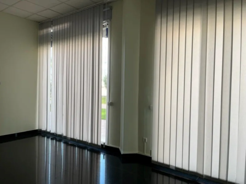 Fantastic Local premises in main Avda. Severo Ochoa of 440 m2 at less than 100 m from Hospital Quirón. It occupies all the ground floor of the building. Is in very good conditions with A/C,2  bathrooms and kitchenette. Views to the port and sea.