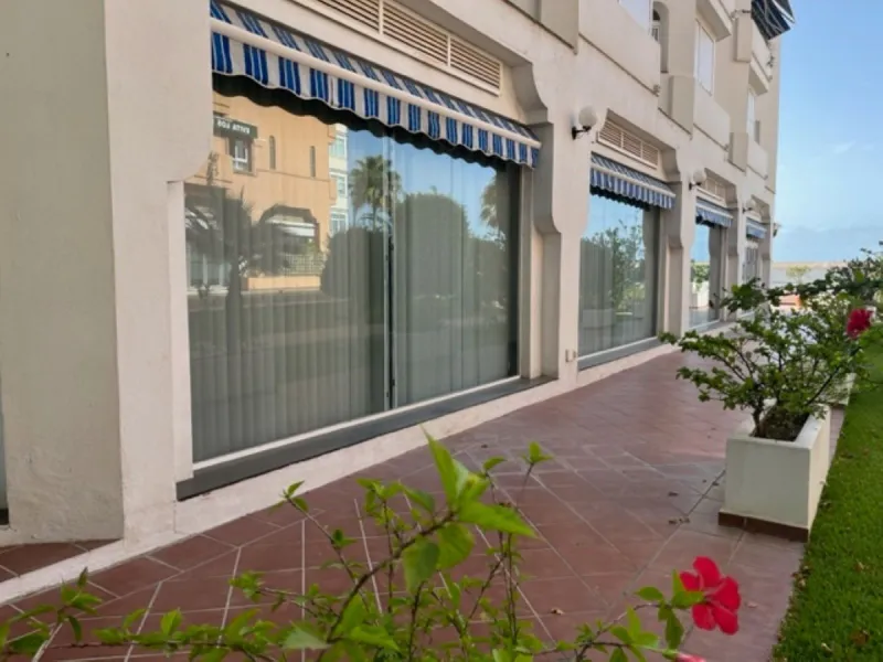 Fantastic Local premises in main Avda. Severo Ochoa of 440 m2 at less than 100 m from Hospital Quirón. It occupies all the ground floor of the building. Is in very good conditions with A/C,2  bathrooms and kitchenette. Views to the port and sea.